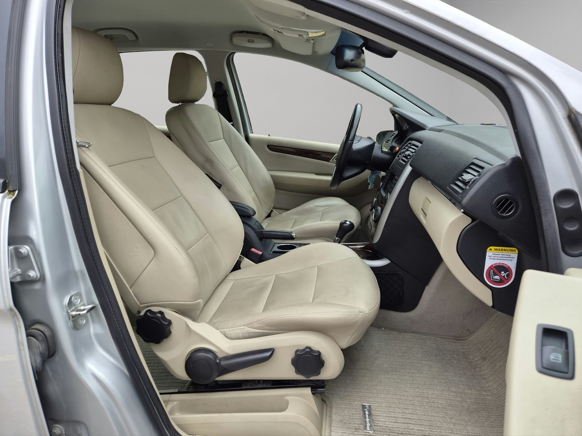 MERCEDES-BENZ B 200-image-12