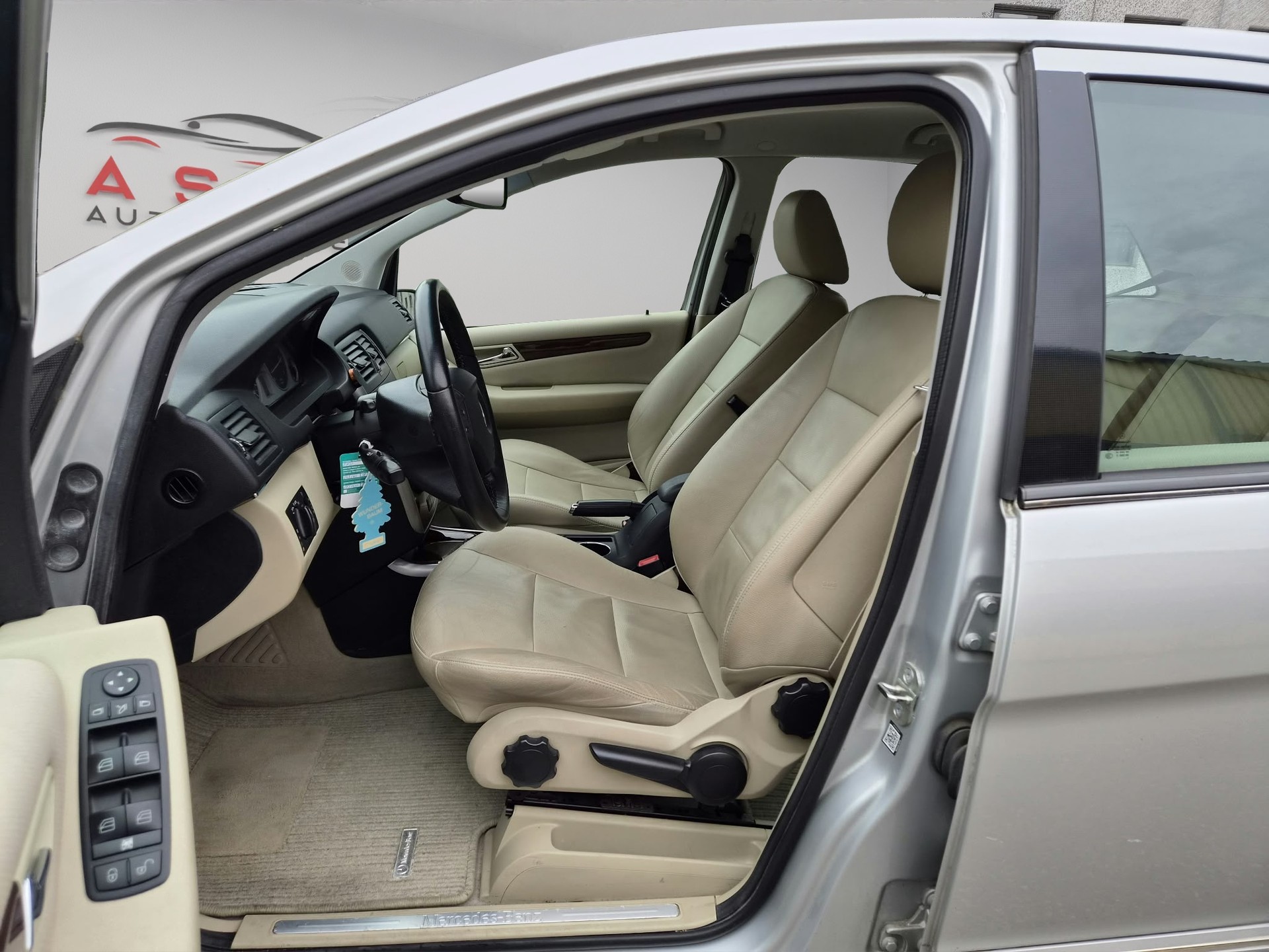 MERCEDES-BENZ B 200-image-11
