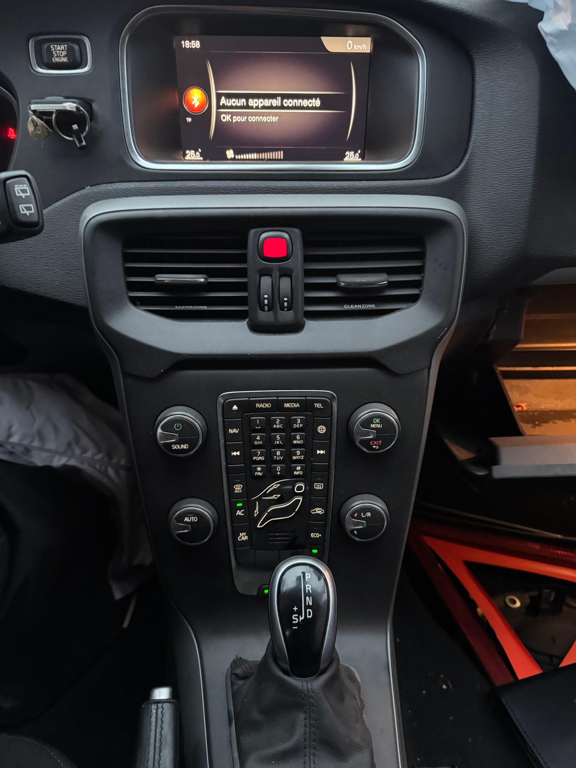 VOLVO V40 D2 Kinetic R-Design Geartronic-image-14