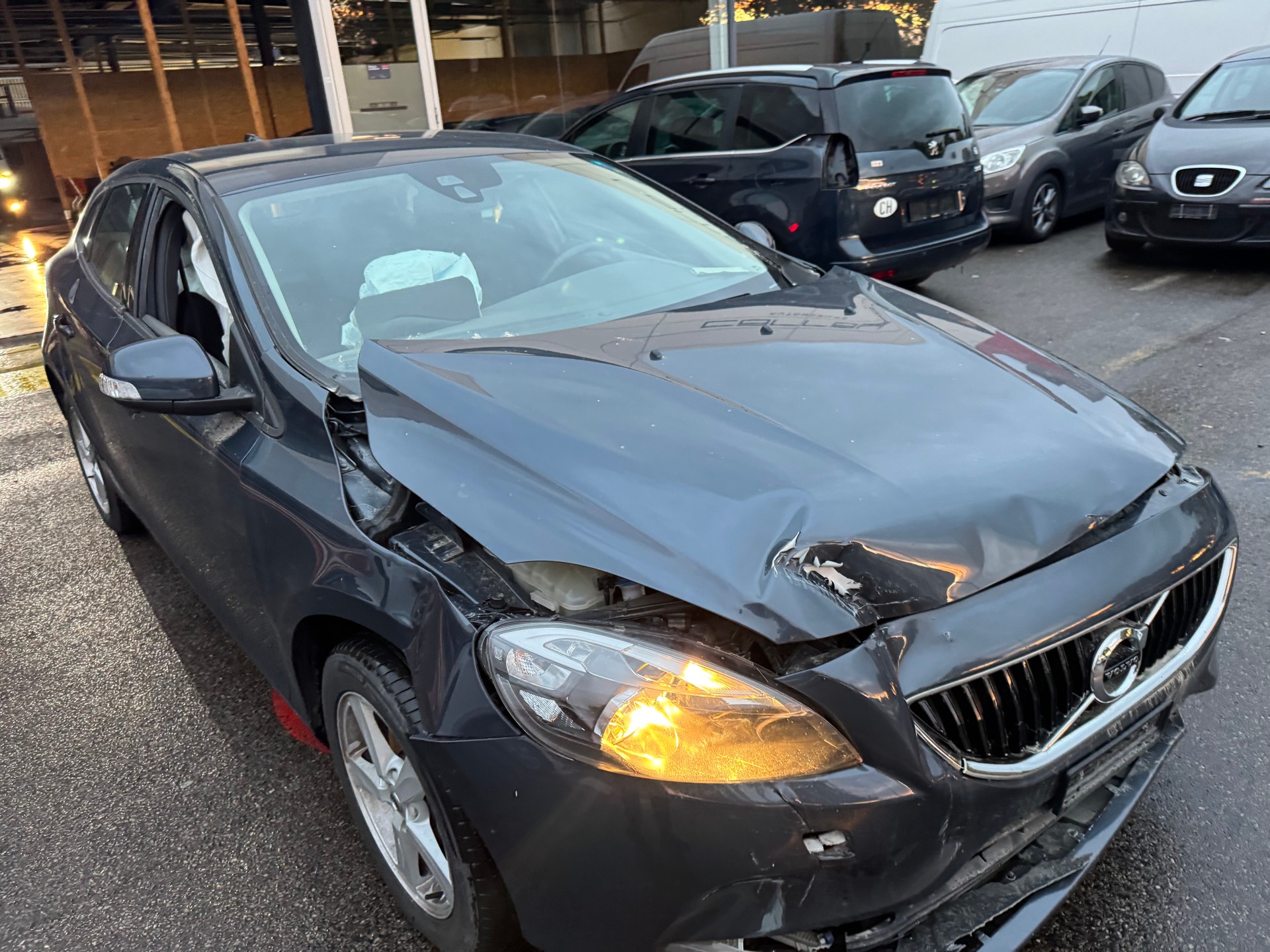 VOLVO V40 D2 Kinetic R-Design Geartronic-image-4