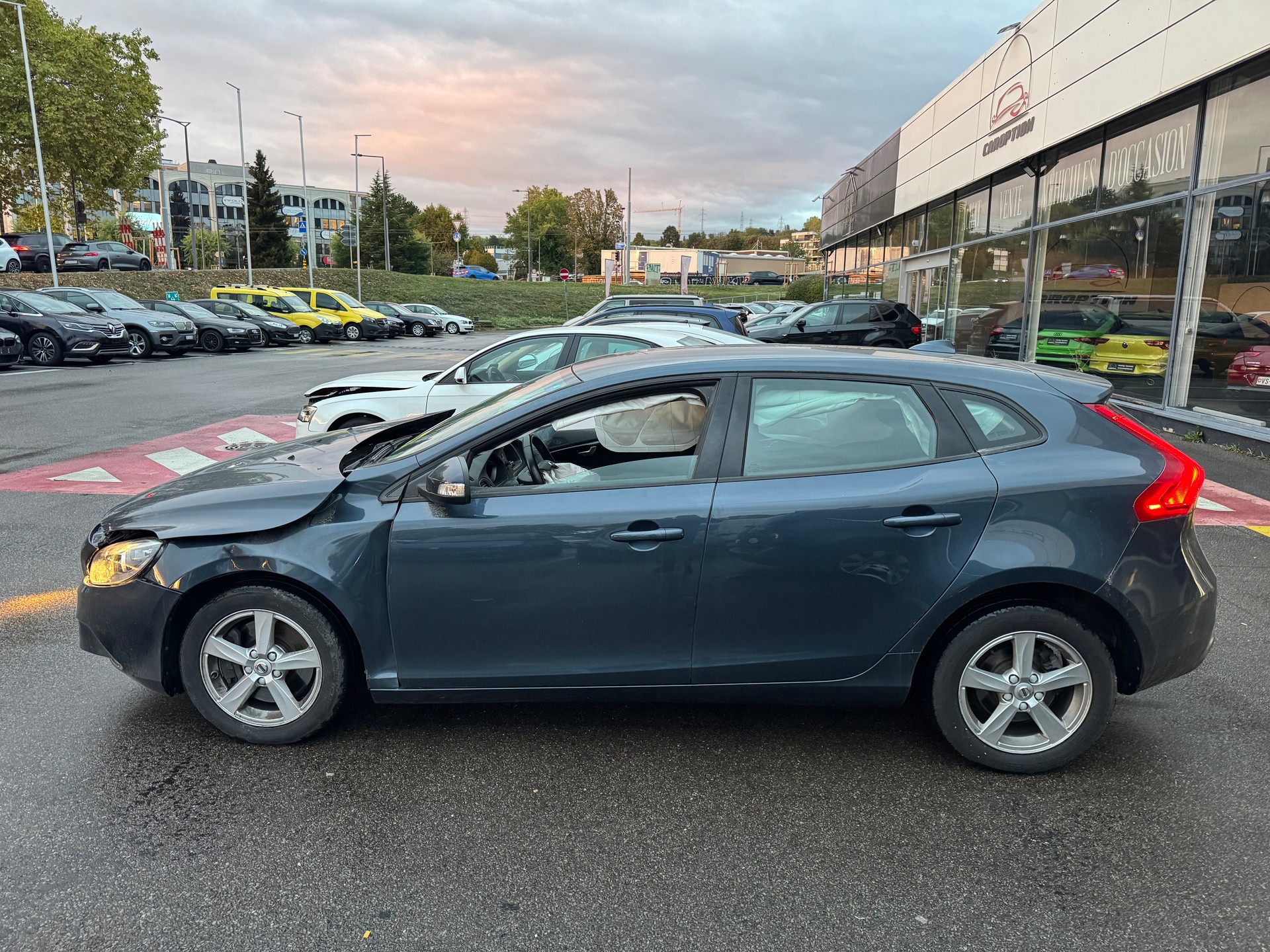 VOLVO V40 D2 Kinetic R-Design Geartronic-image-11