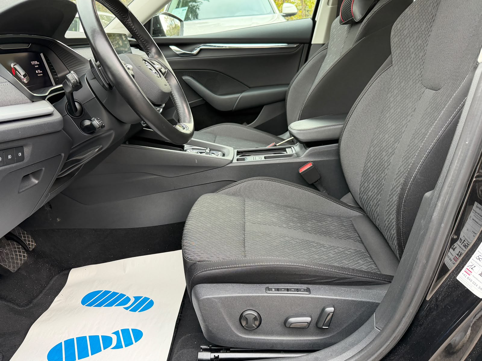 SKODA Octavia Combi 2.0 TDI DSG Style 4x4-image-11