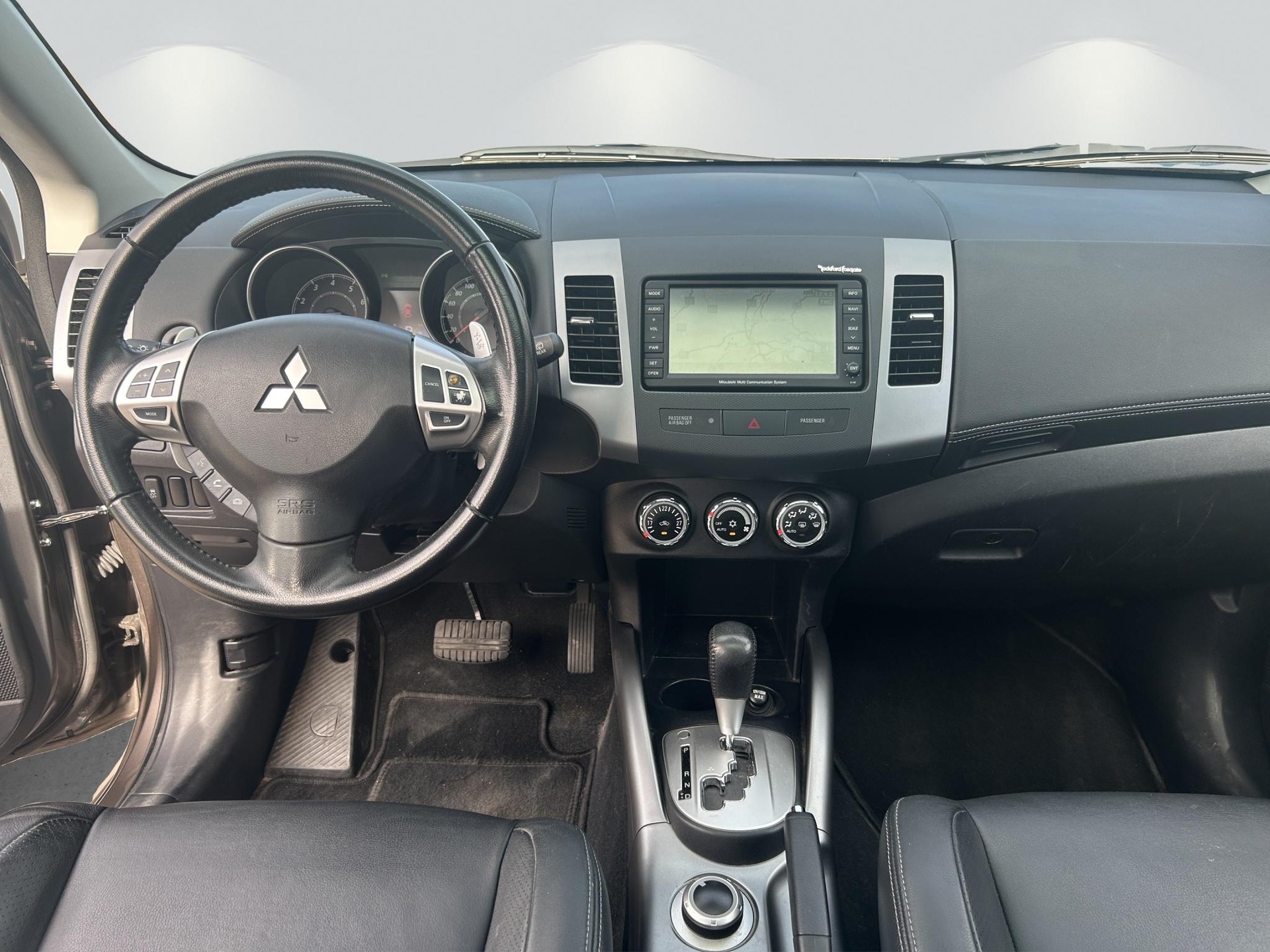MITSUBISHI Outlander 2.4 MIVEC Navigator CVT-image-12