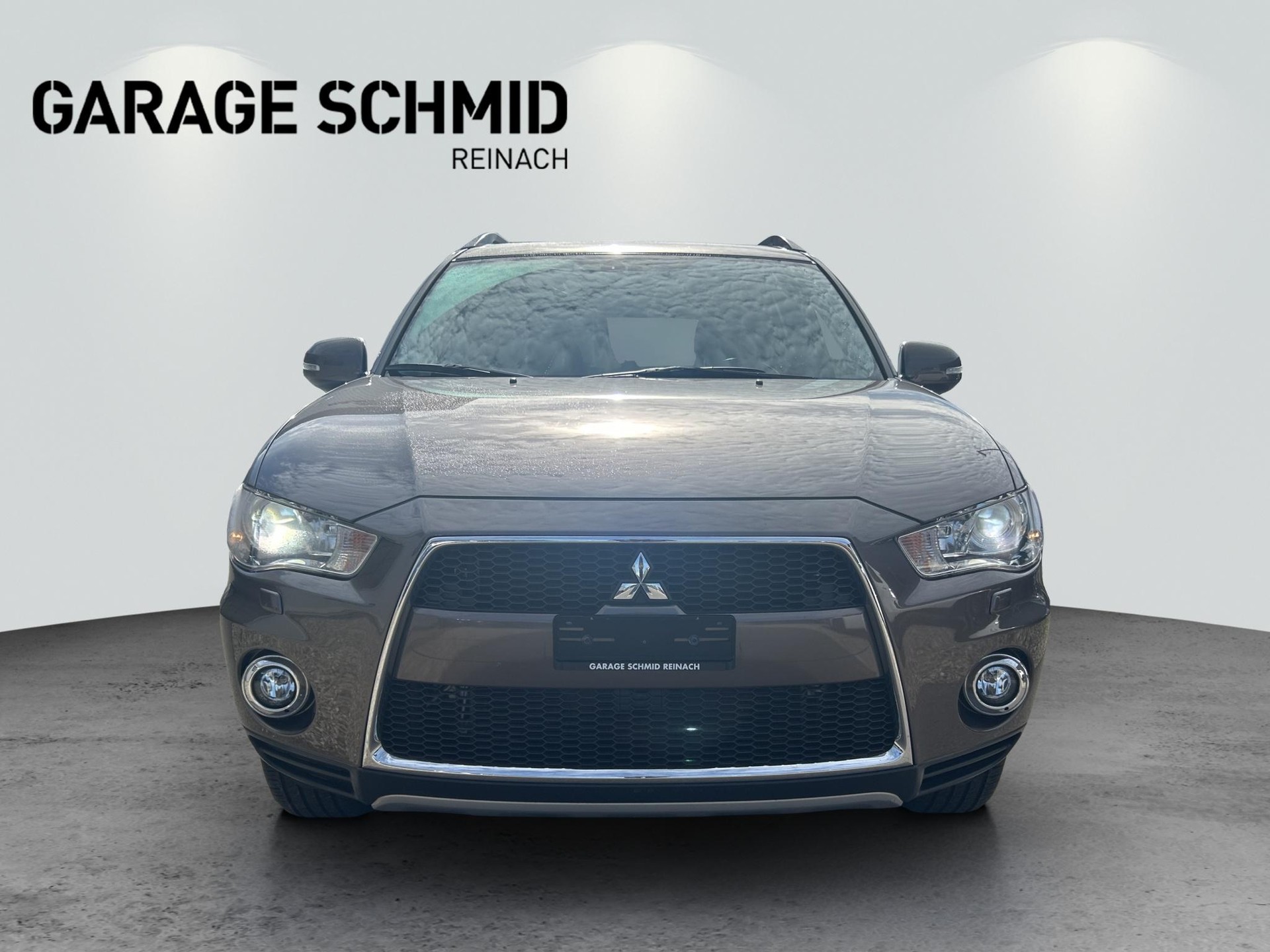 MITSUBISHI Outlander 2.4 MIVEC Navigator CVT-image-1