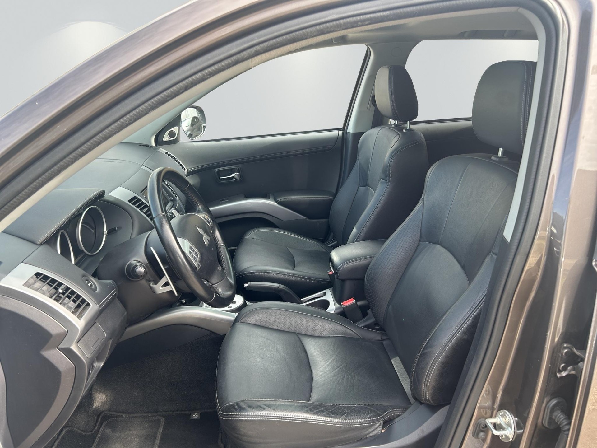 MITSUBISHI Outlander 2.4 MIVEC Navigator CVT-image-9