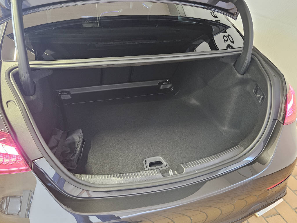 MERCEDES-BENZ C 220 d 4Matic Limousine AMG Line Swiss Star-image-3