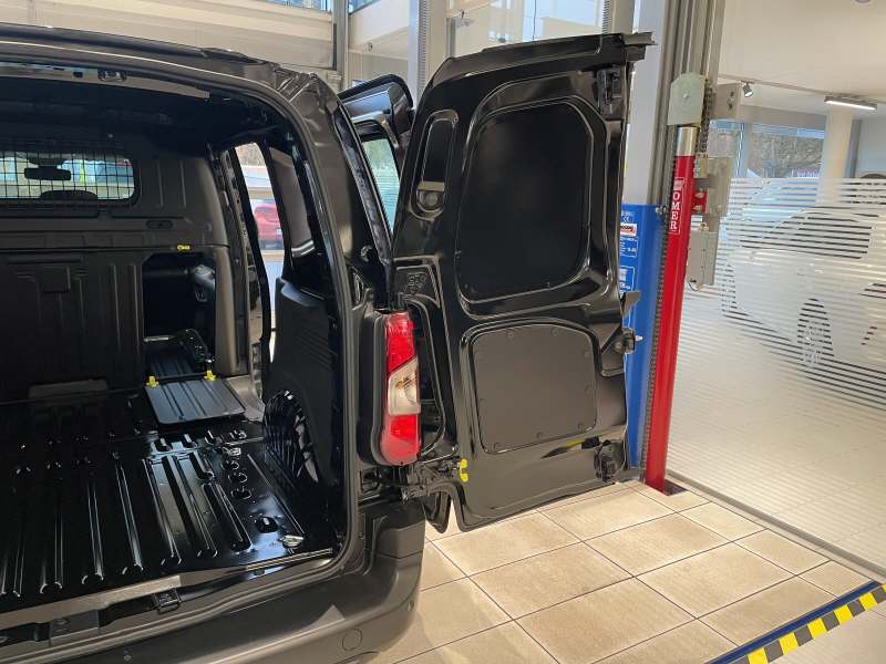 OPEL Combo-e Cargo 2.4 t Electric-image-13