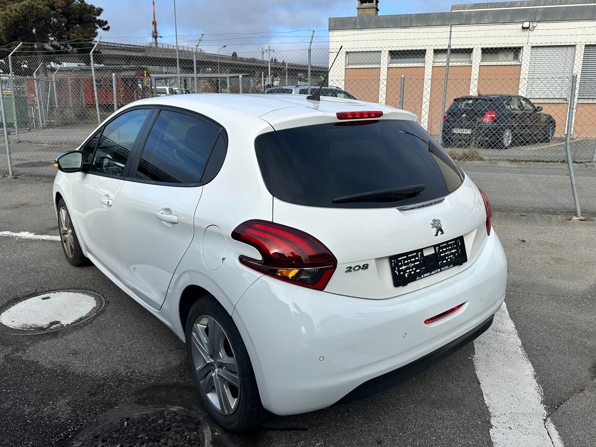 PEUGEOT 208 1.2 PureTech Signature-image-3