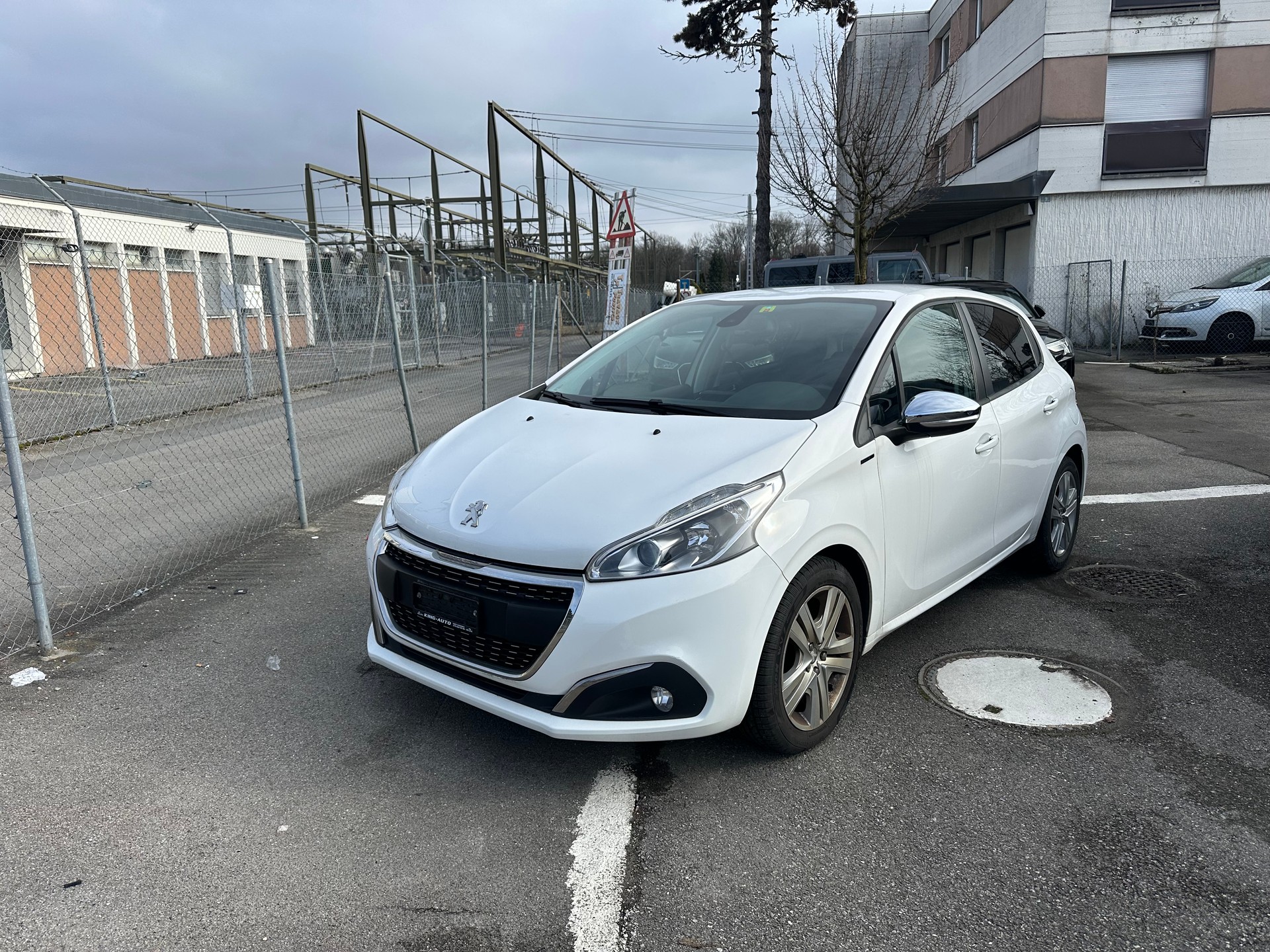 PEUGEOT 208 1.2 PureTech Signature-image-1