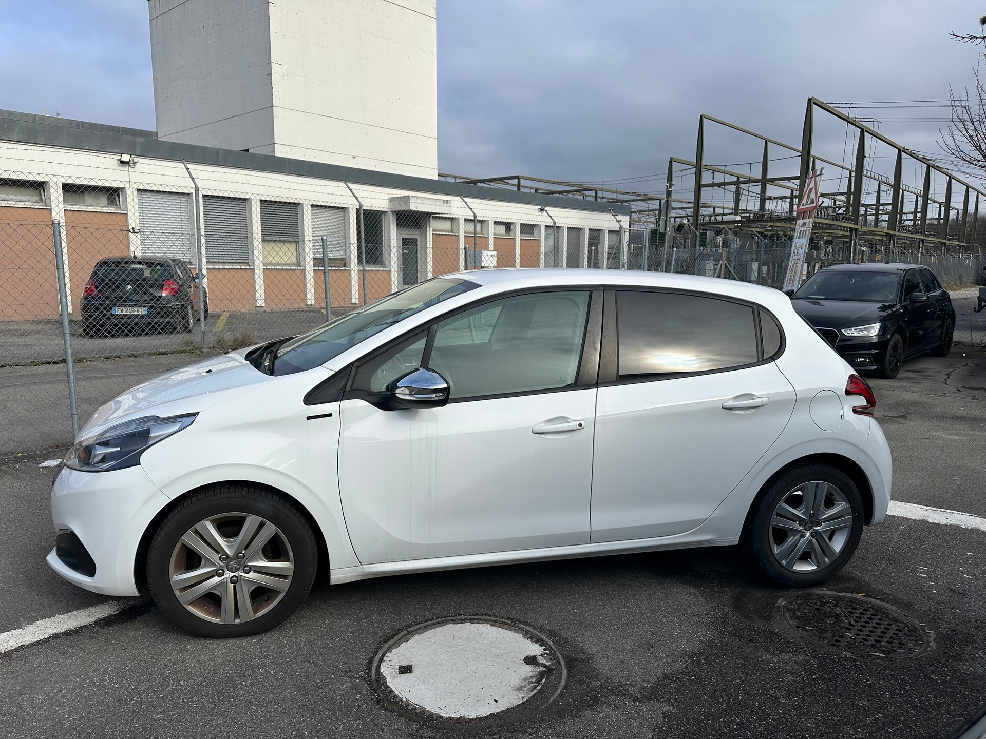 PEUGEOT 208 1.2 PureTech Signature-image-2