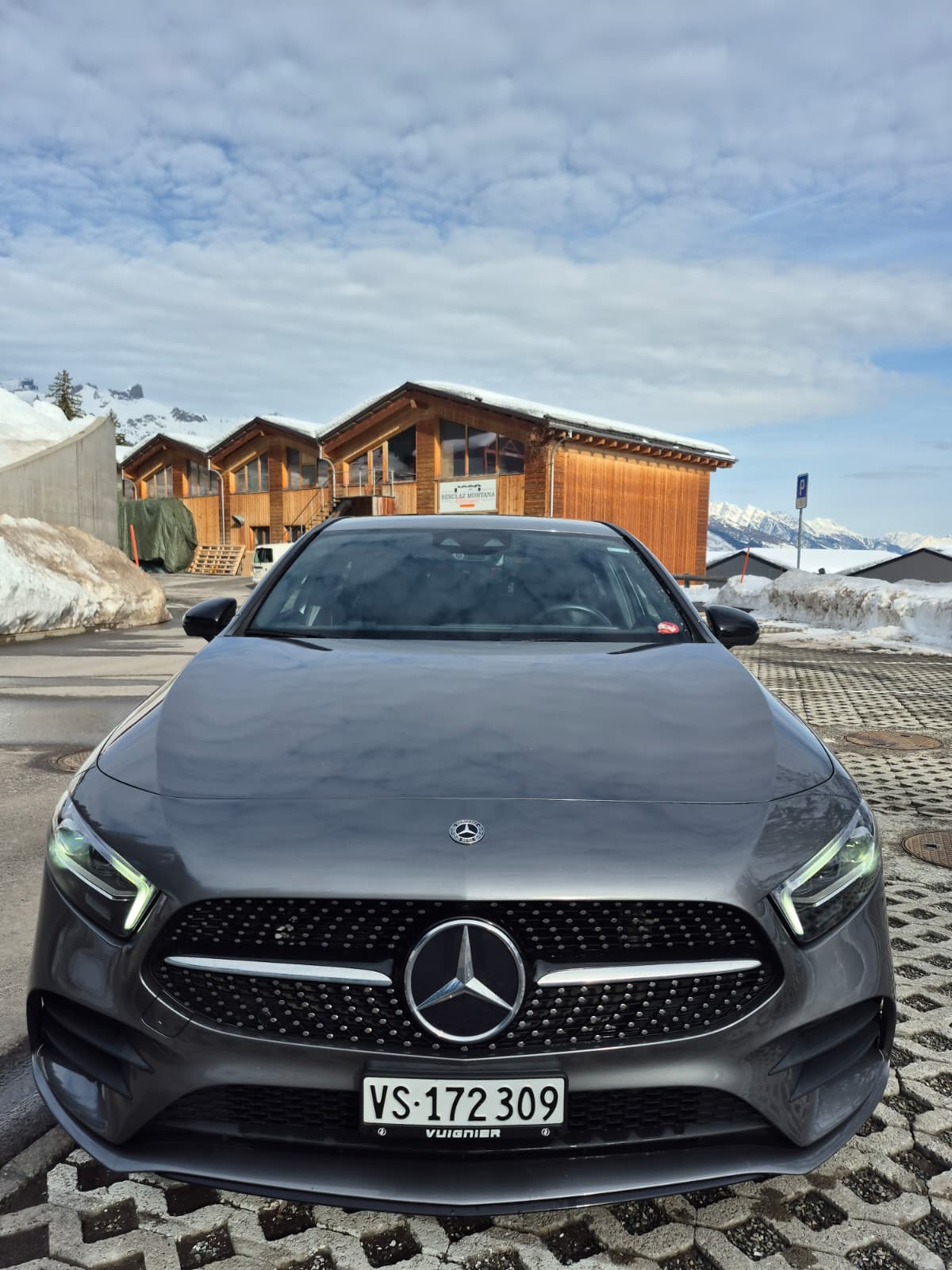 MERCEDES-BENZ A 250 AMG Line 7G-DCT-image-2