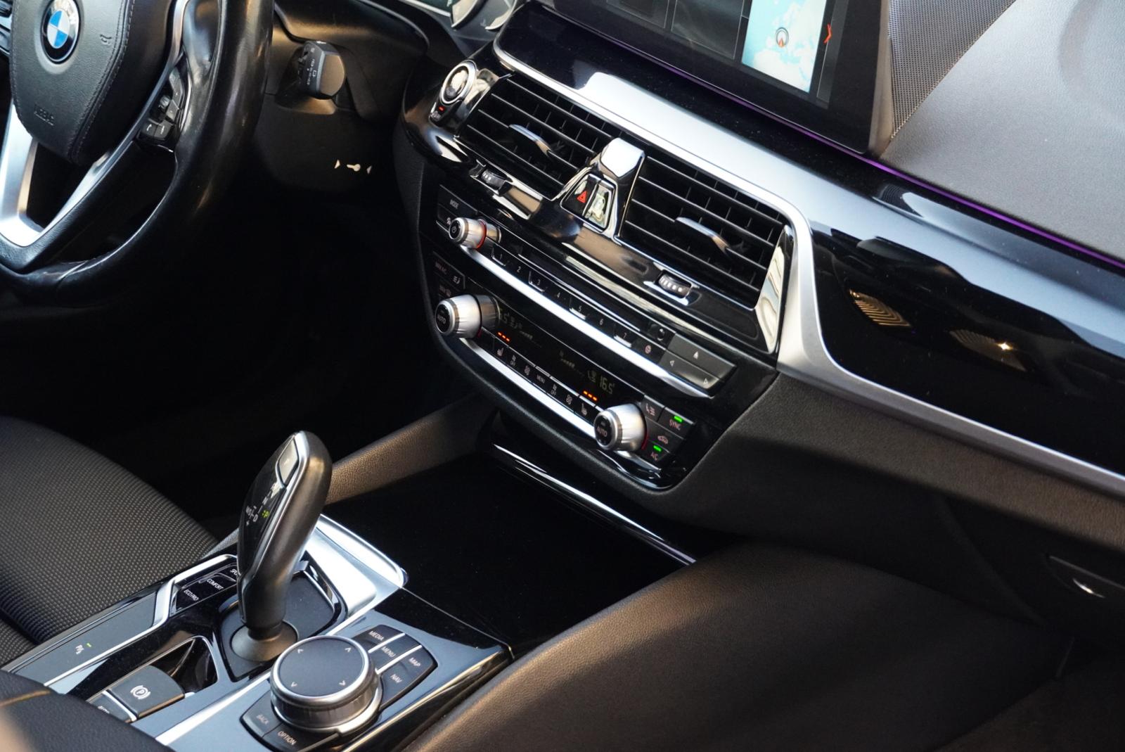 BMW 520d xDrive Touring Sport Line Steptronic-image-14