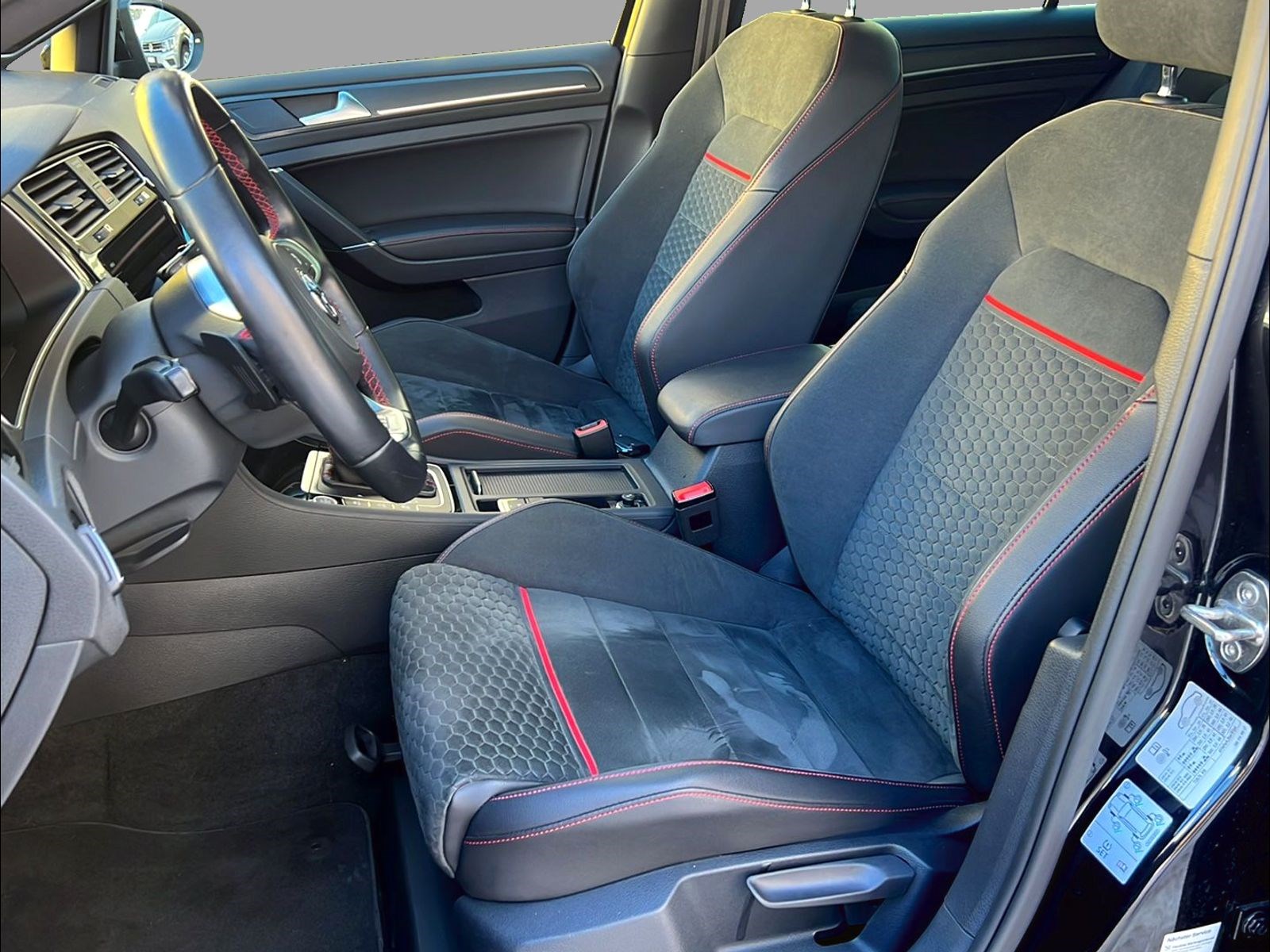 VW Golf 2.0 TSI GTI Performance DSG-image-3