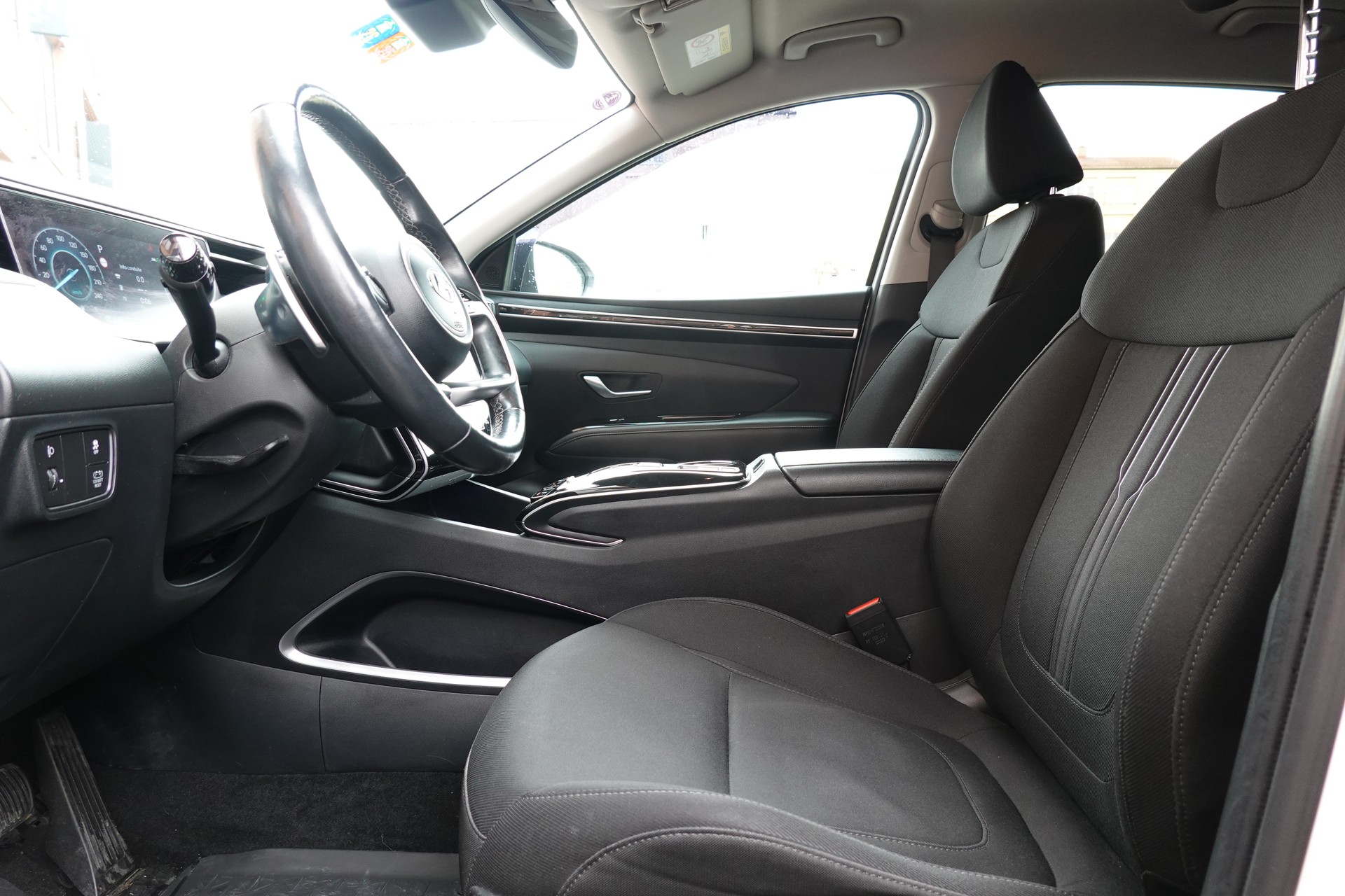 HYUNDAI Tucson 1.6 TGDI HEV Amplia 4WD - "CH Auto * 8 Roues * Caméra * Trempomat Adaptitif"-image-28