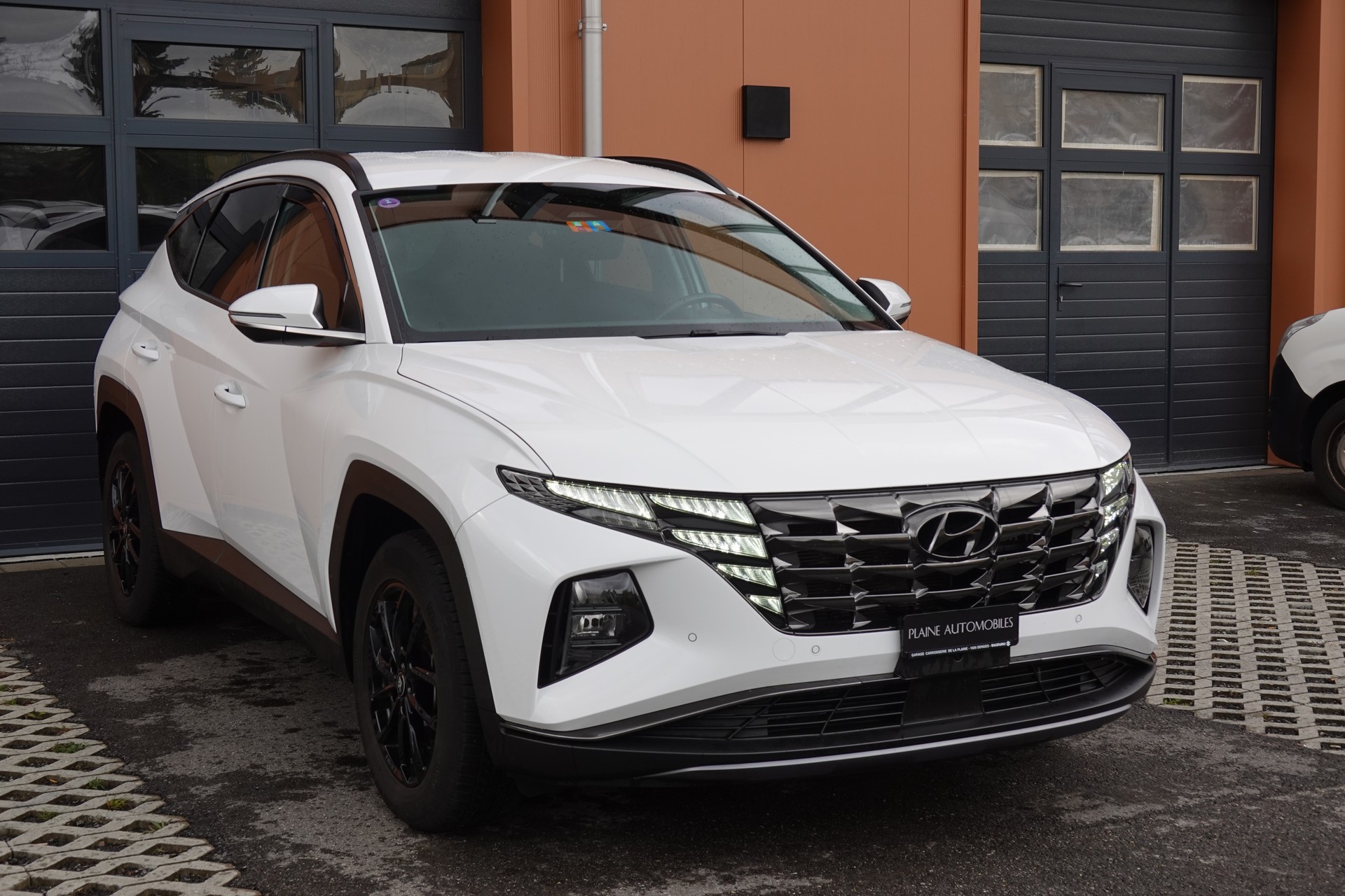 HYUNDAI Tucson 1.6 TGDI HEV Amplia 4WD - "CH Auto * 8 Roues * Caméra * Trempomat Adaptitif"-showroom-element-2