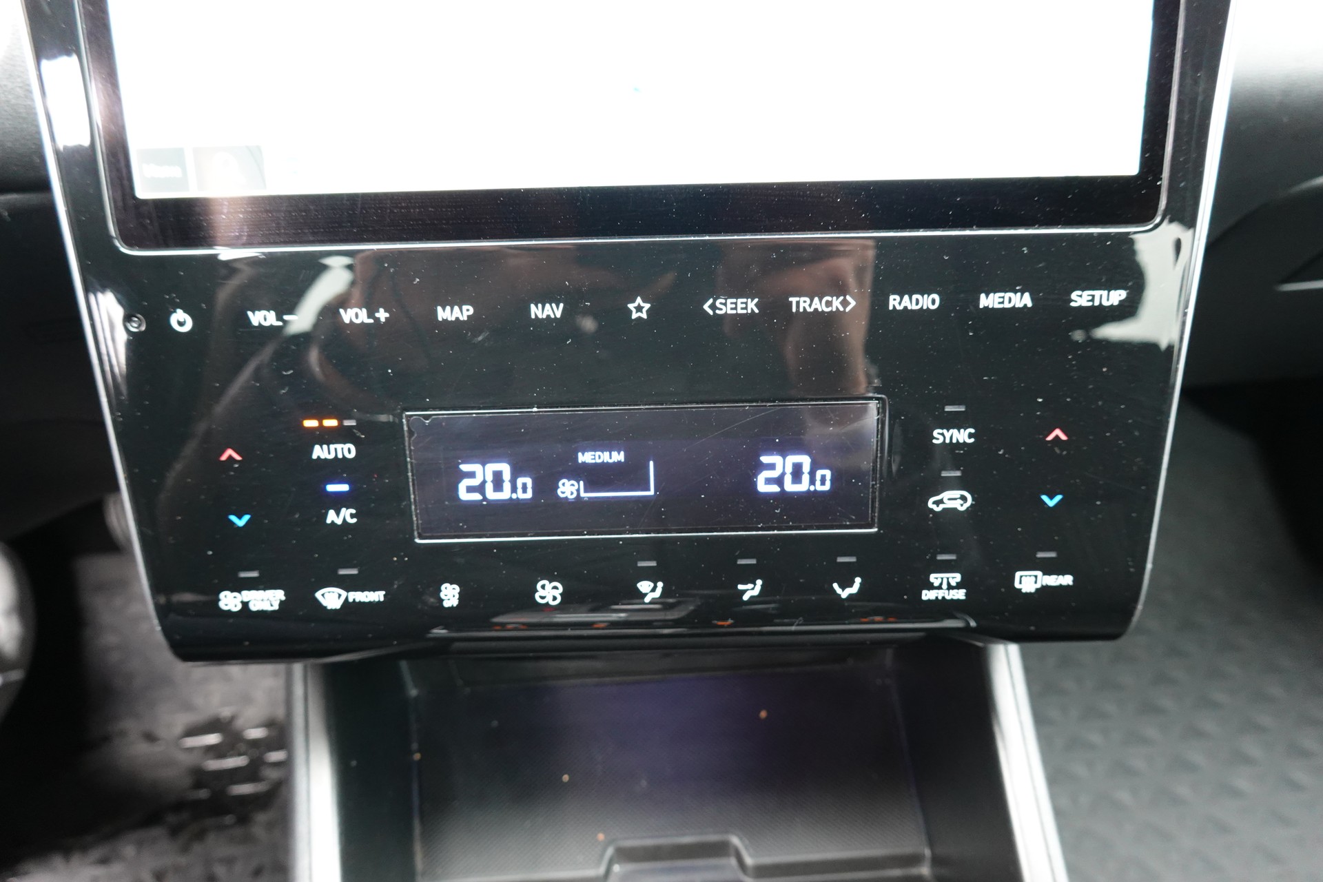 HYUNDAI Tucson 1.6 TGDI HEV Amplia 4WD - "CH Auto * 8 Roues * Caméra * Trempomat Adaptitif"-image-18