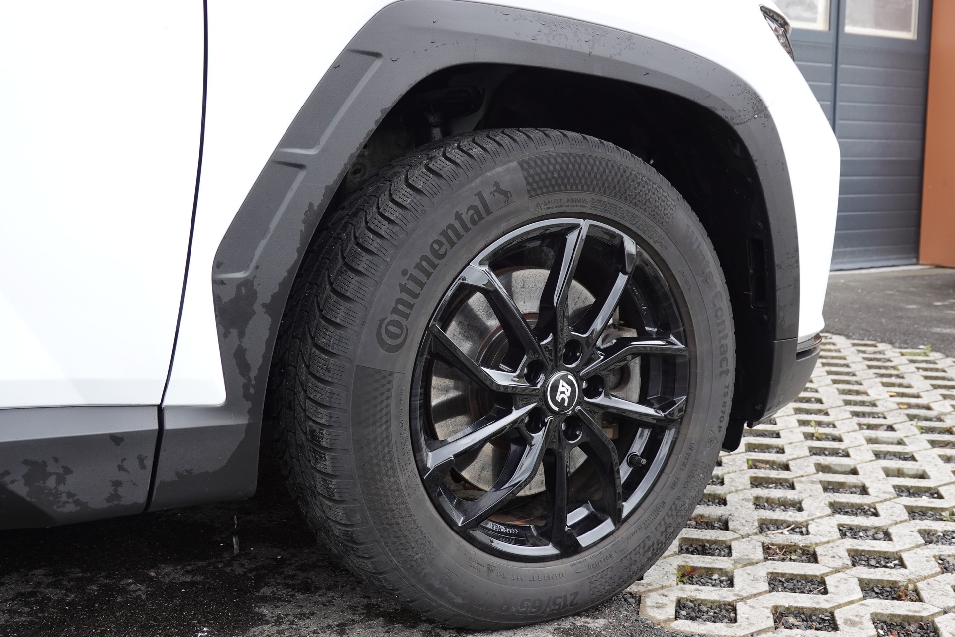 HYUNDAI Tucson 1.6 TGDI HEV Amplia 4WD - "CH Auto * 8 Roues * Caméra * Trempomat Adaptitif"-image-4