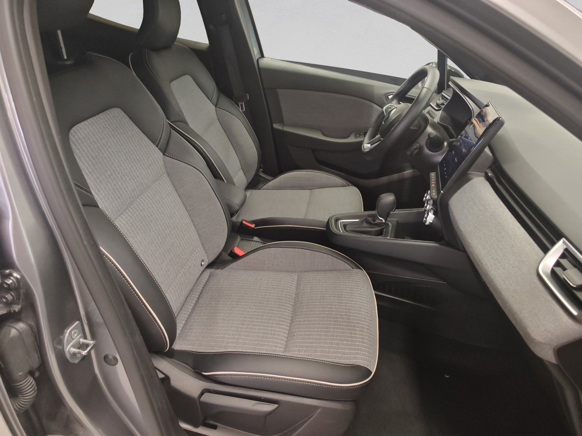 RENAULT Clio 1.6 E-Tech Techno-image-16