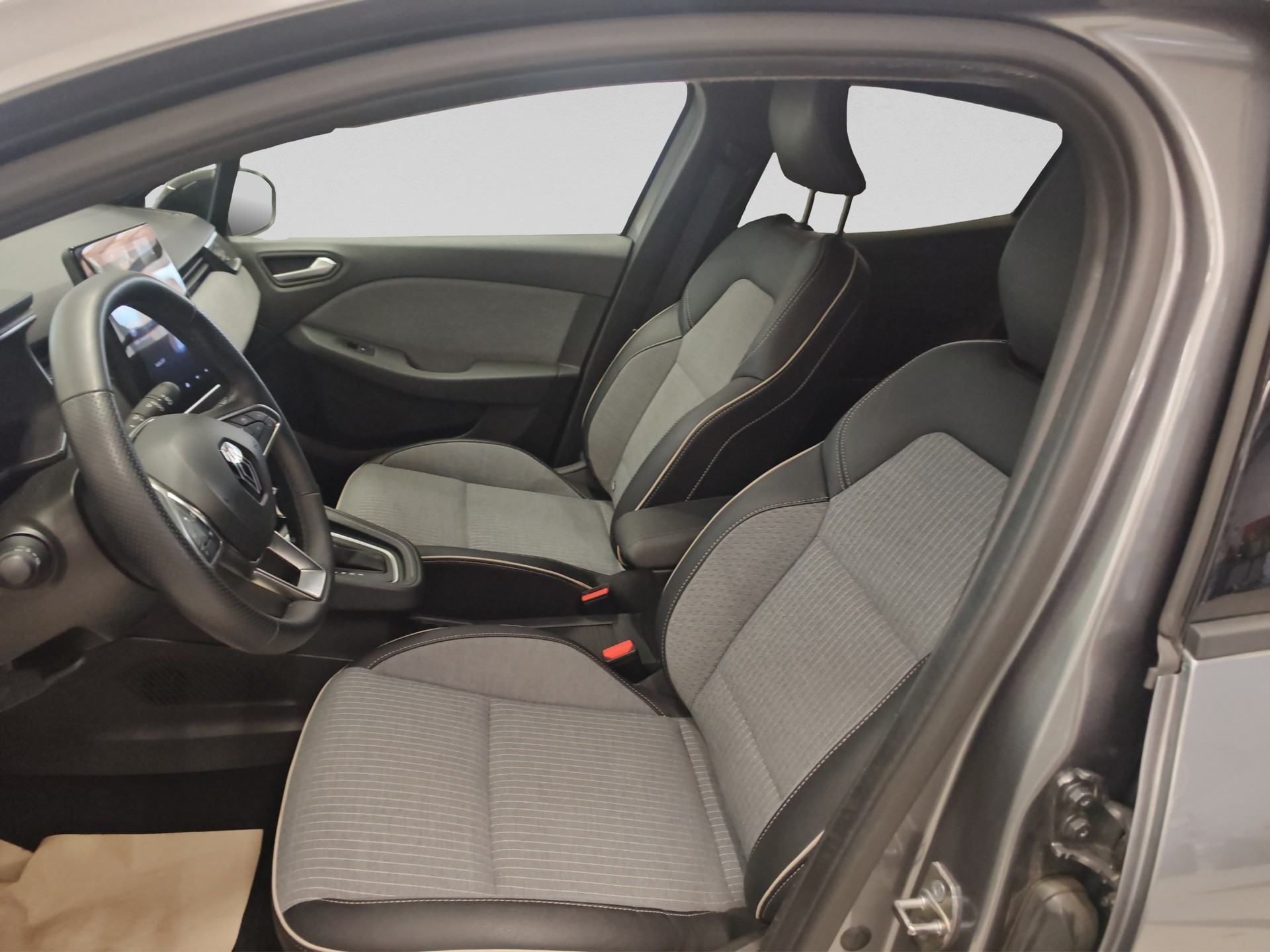 RENAULT Clio 1.6 E-Tech Techno-image-8