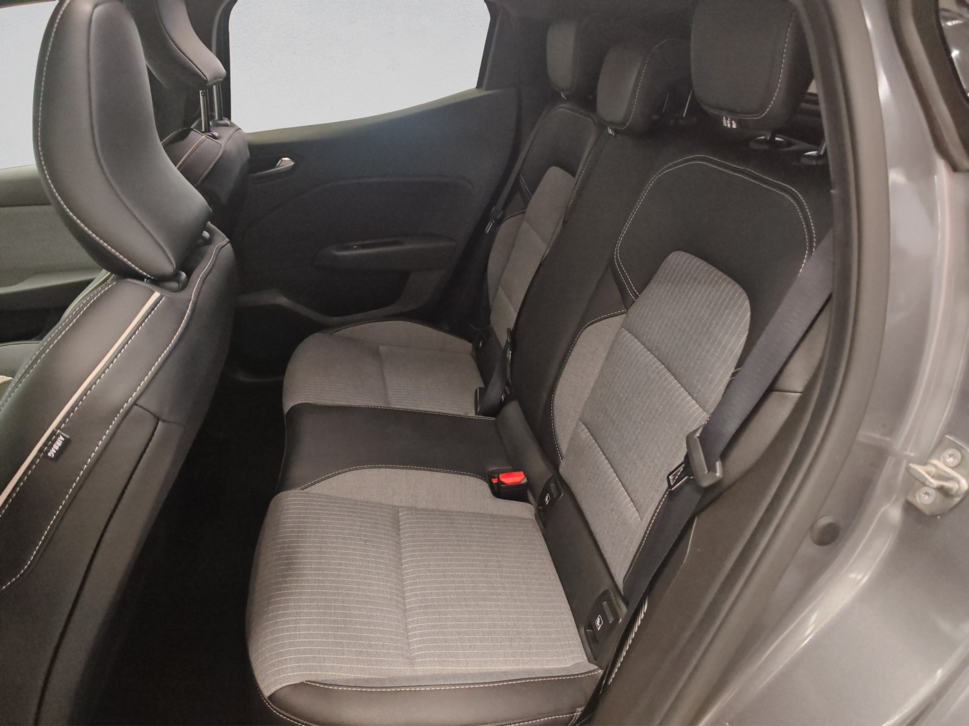 RENAULT Clio 1.6 E-Tech Techno-image-14
