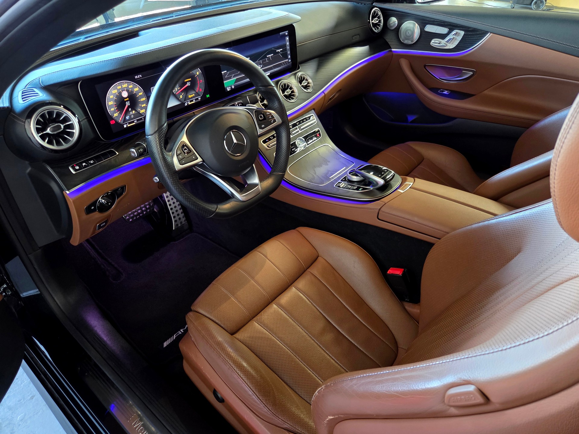 MERCEDES-BENZ E 400 AMG Line 4matic Coupé-image-4