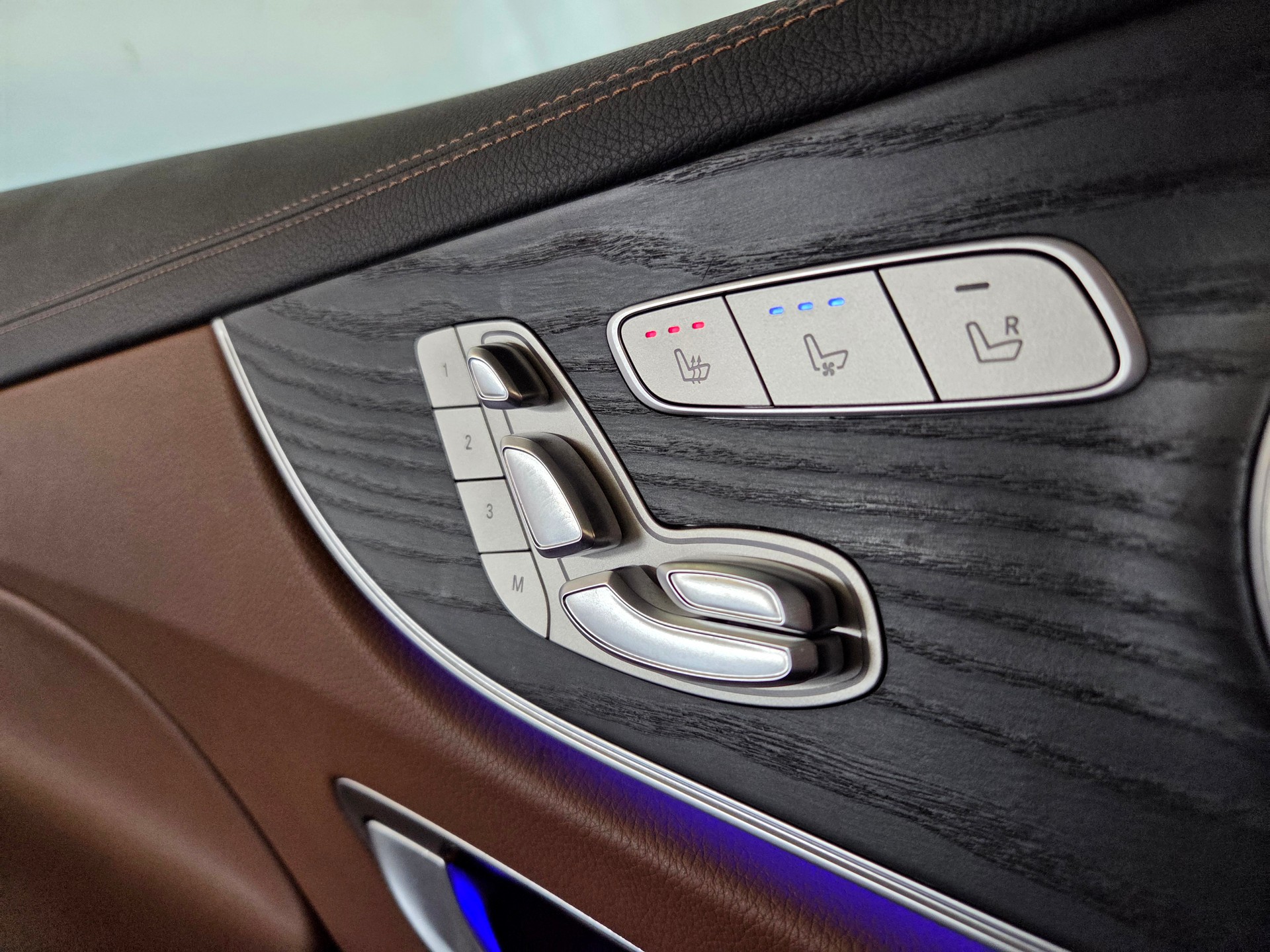 MERCEDES-BENZ E 400 AMG Line 4matic Coupé-image-12