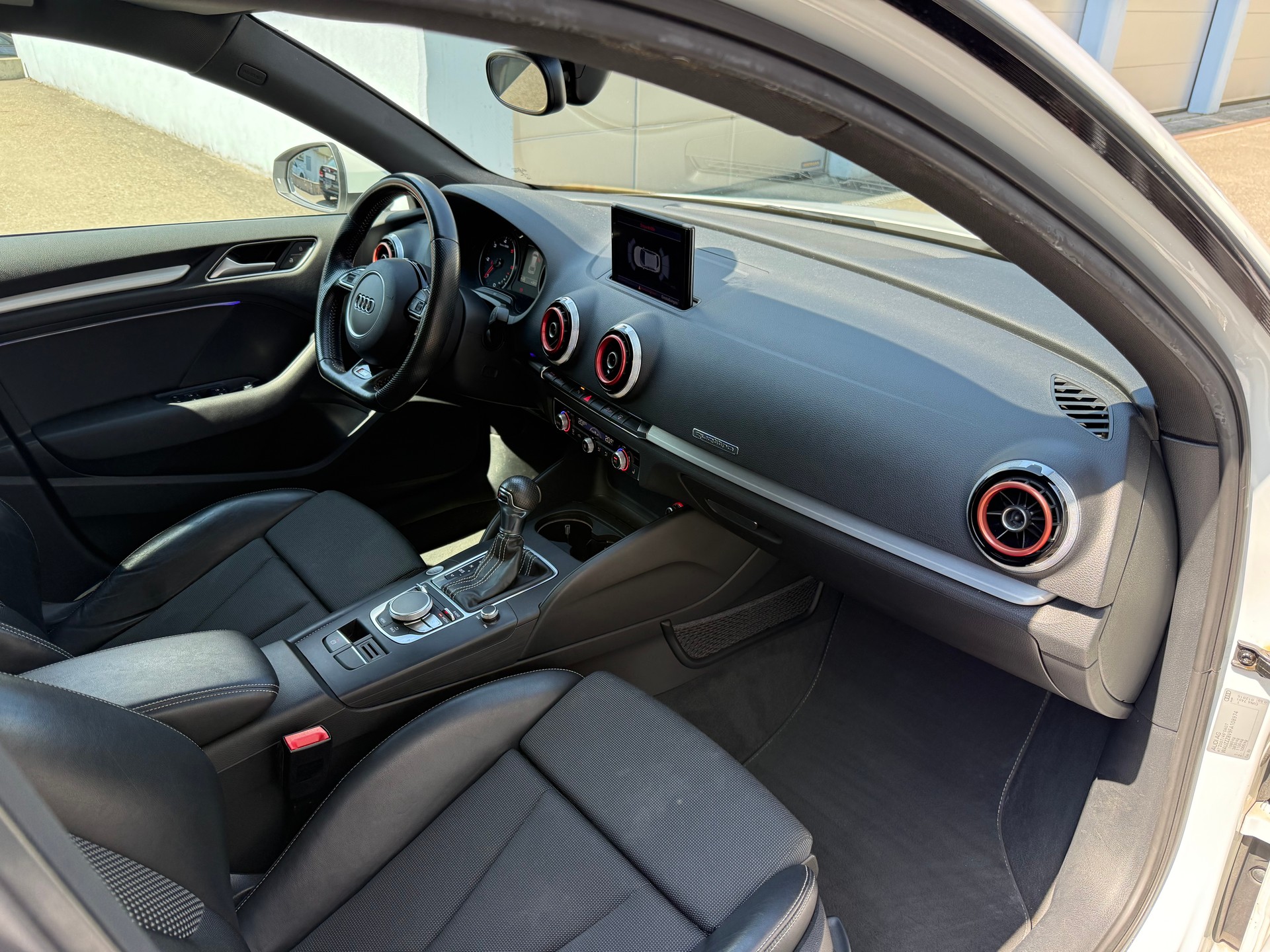 AUDI A3 Sportback 2.0 TDI Ambition quattro S-tronic S-Line-image-11