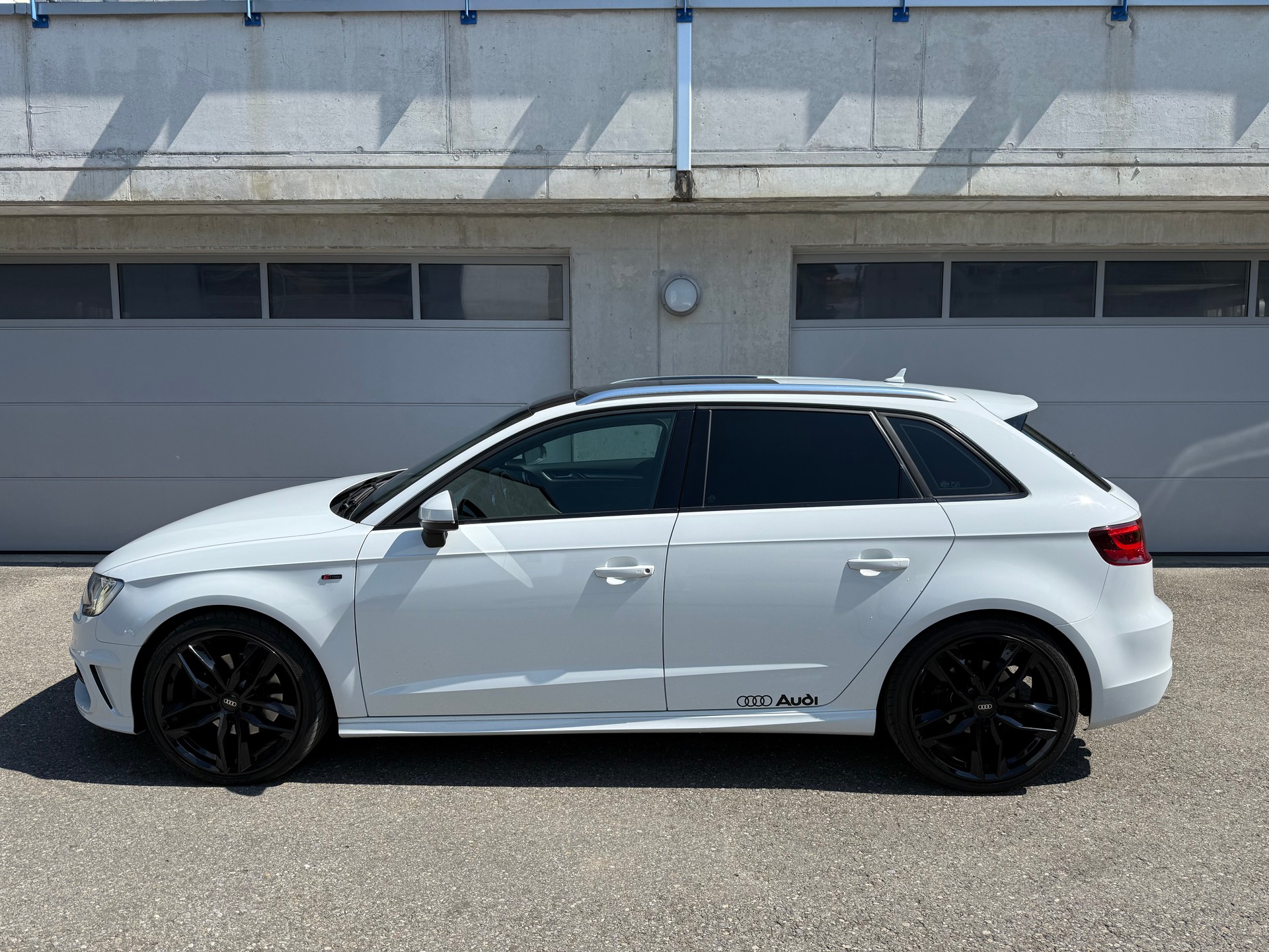 AUDI A3 Sportback 2.0 TDI Ambition quattro S-tronic S-Line-image-6