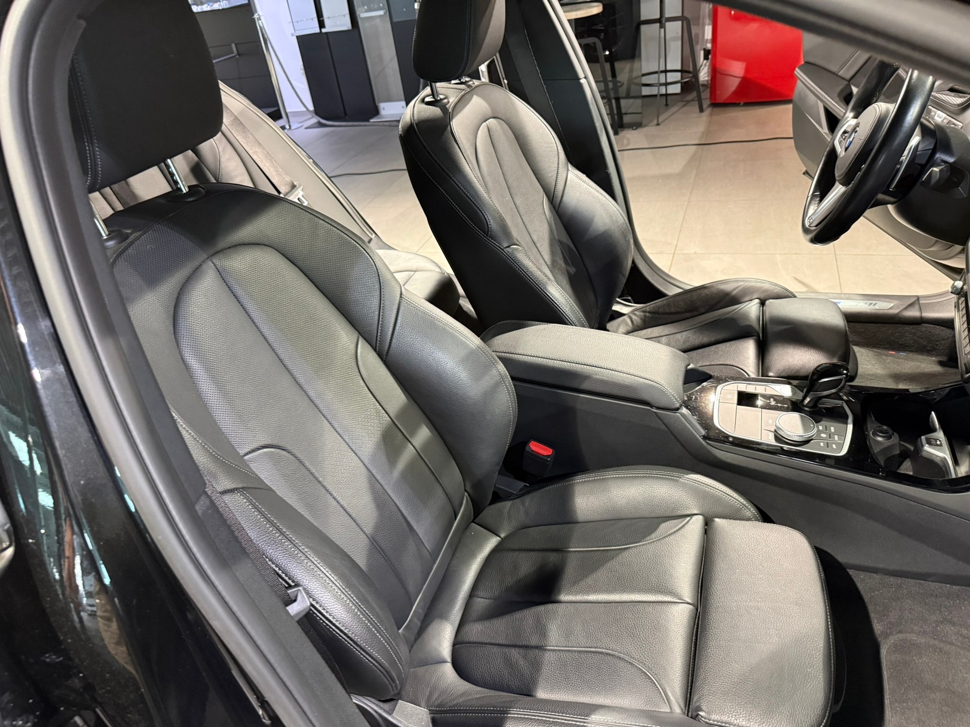 BMW M135i xDrive Steptronic-image-18