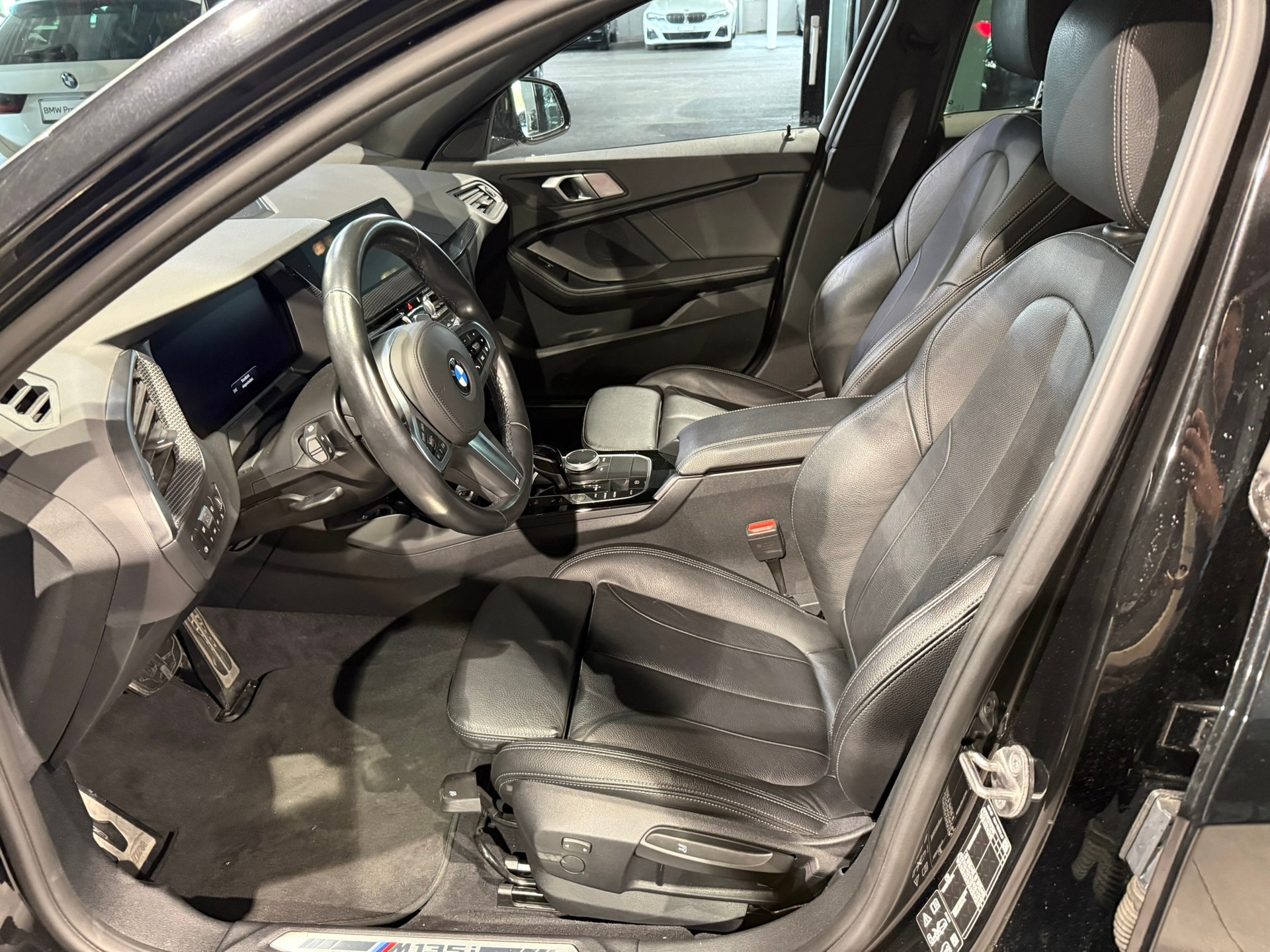 BMW M135i xDrive Steptronic-image-12