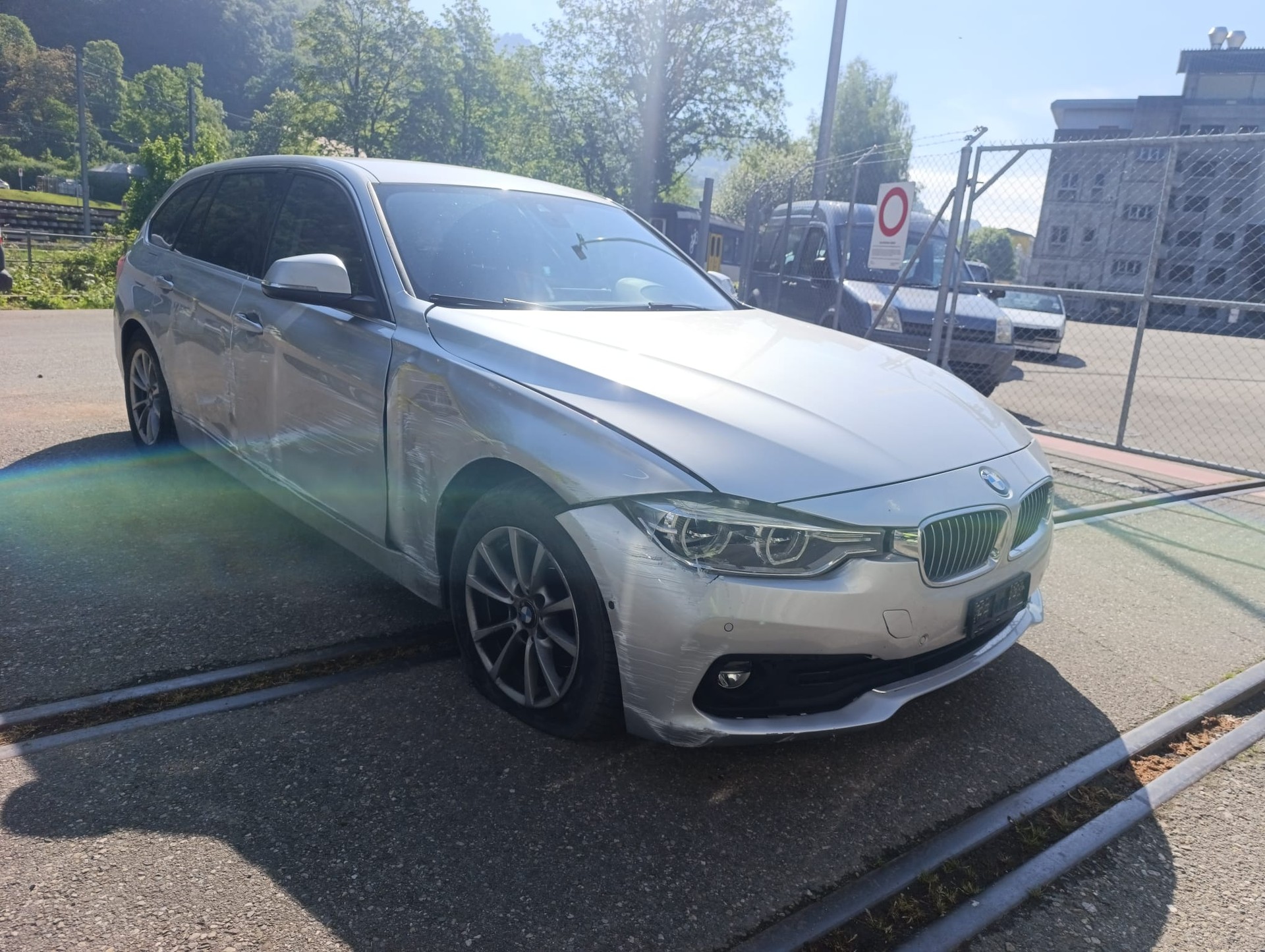 BMW 320d xDrive Touring Steptronic-showroom-element-1