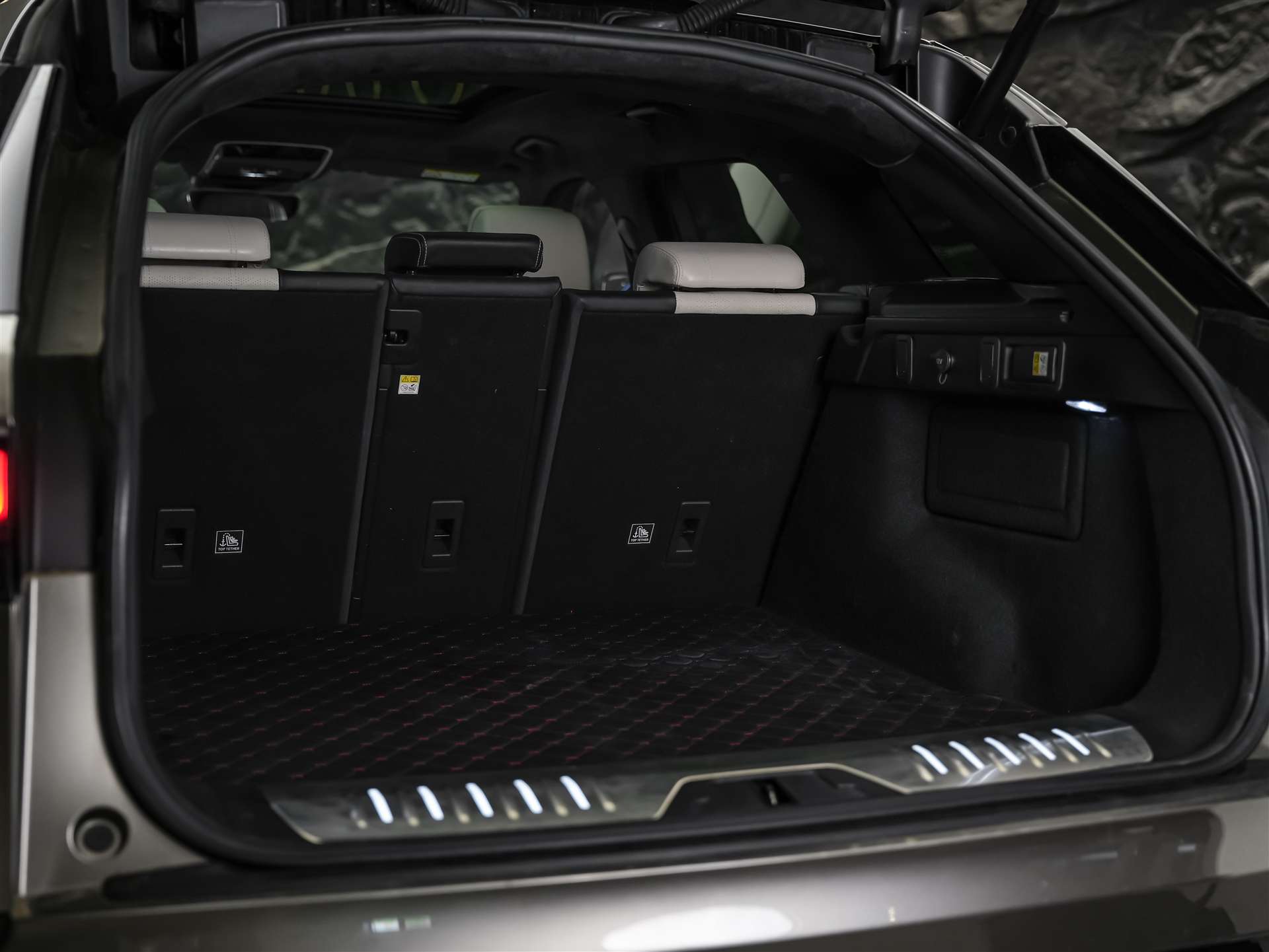 LAND ROVER Range Rover Velar R-Dynamic P 380 HSE *First Edition*Massage*Panorama*360°Kamera*Sitzbelüftung*-image-40