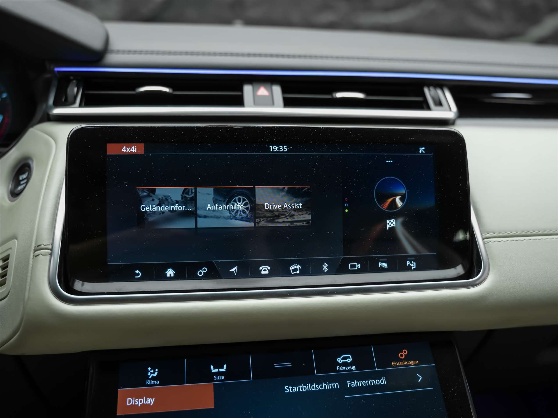 LAND ROVER Range Rover Velar 3.0 V6 R-Dynamic HSE *First Edition*Massage*Panorama*360°Kamera*Sitzbelüftung*-image-37