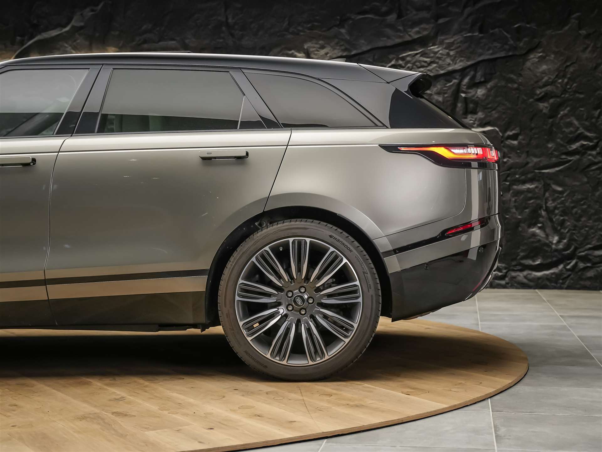 LAND ROVER Range Rover Velar R-Dynamic P 380 HSE *First Edition*Massage*Panorama*360°Kamera*Sitzbelüftung*-image-19