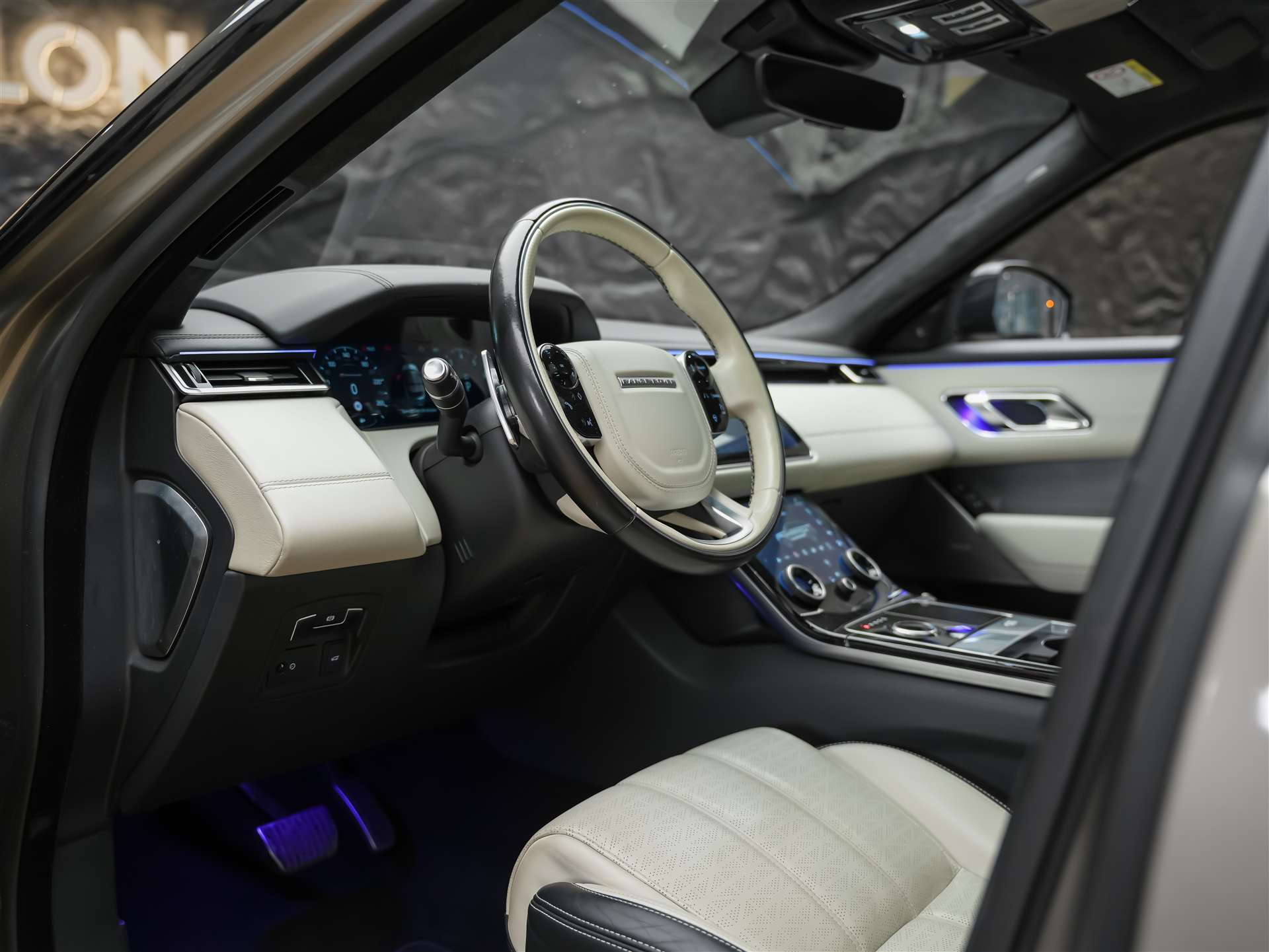 LAND ROVER Range Rover Velar R-Dynamic P 380 HSE *First Edition*Massage*Panorama*360°Kamera*Sitzbelüftung*-image-8