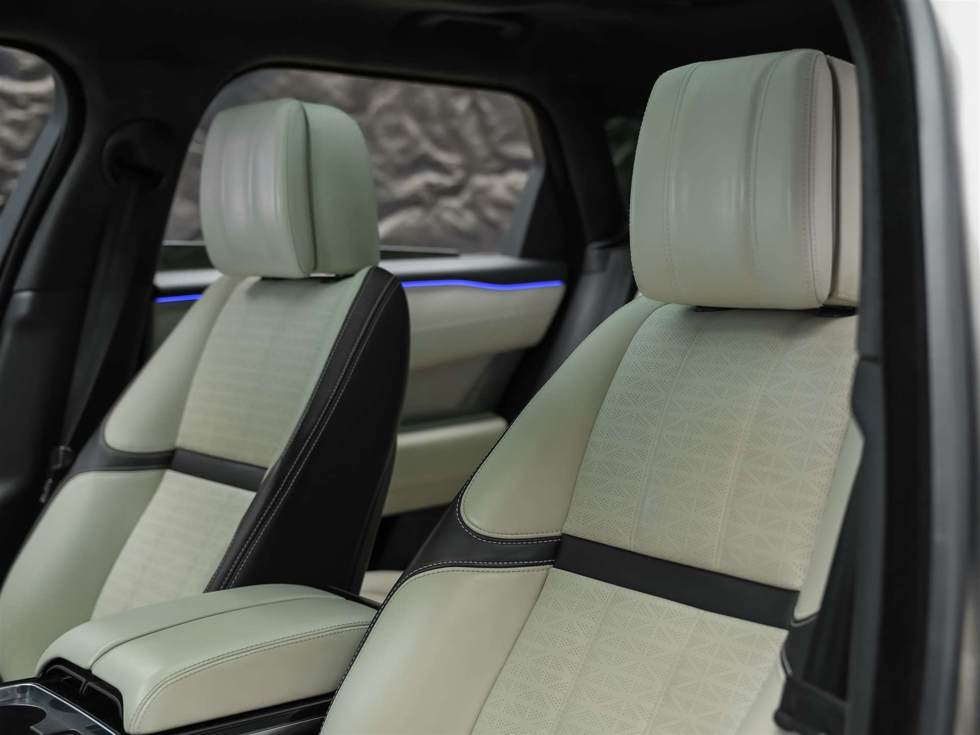 LAND ROVER Range Rover Velar R-Dynamic P 380 HSE *First Edition*Massage*Panorama*360°Kamera*Sitzbelüftung*-image-10