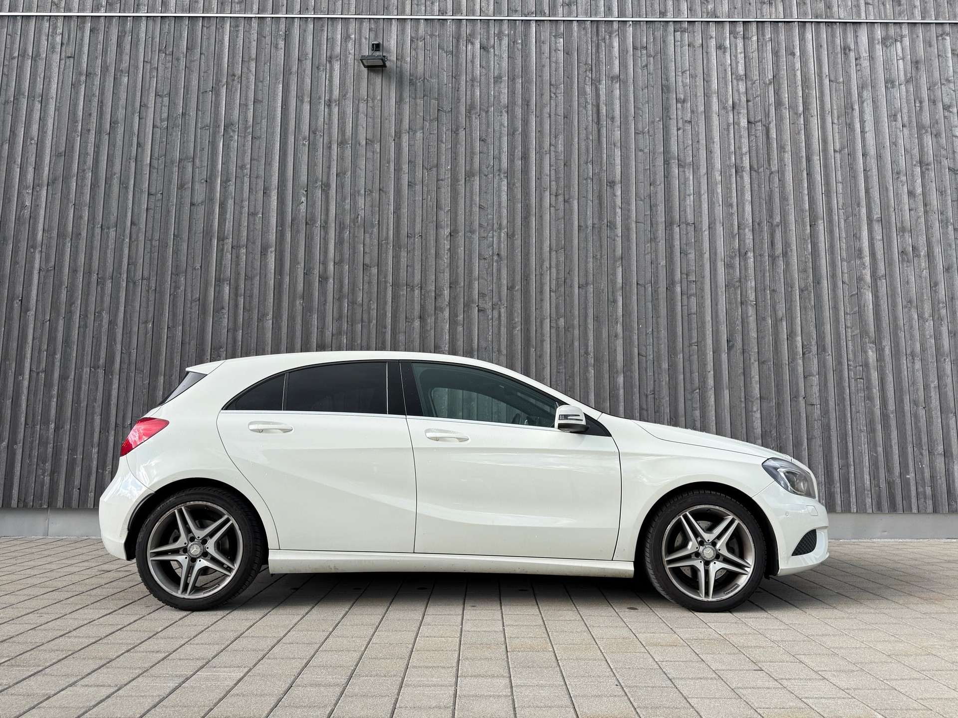 MERCEDES-BENZ A 250 Urban 7G-DCT-image-2