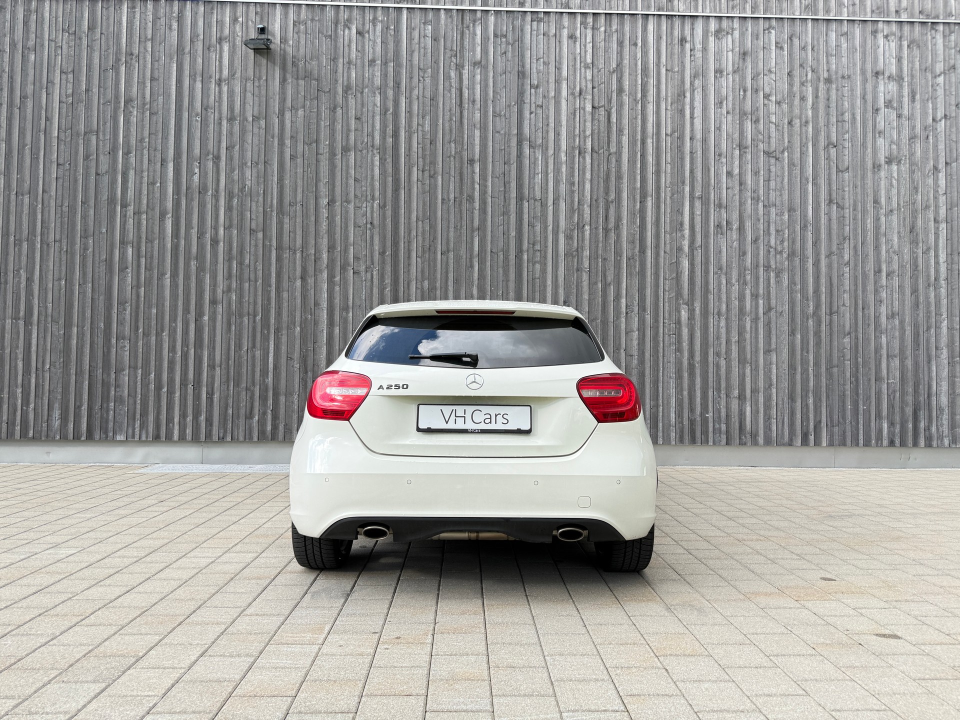 MERCEDES-BENZ A 250 Urban 7G-DCT-image-3