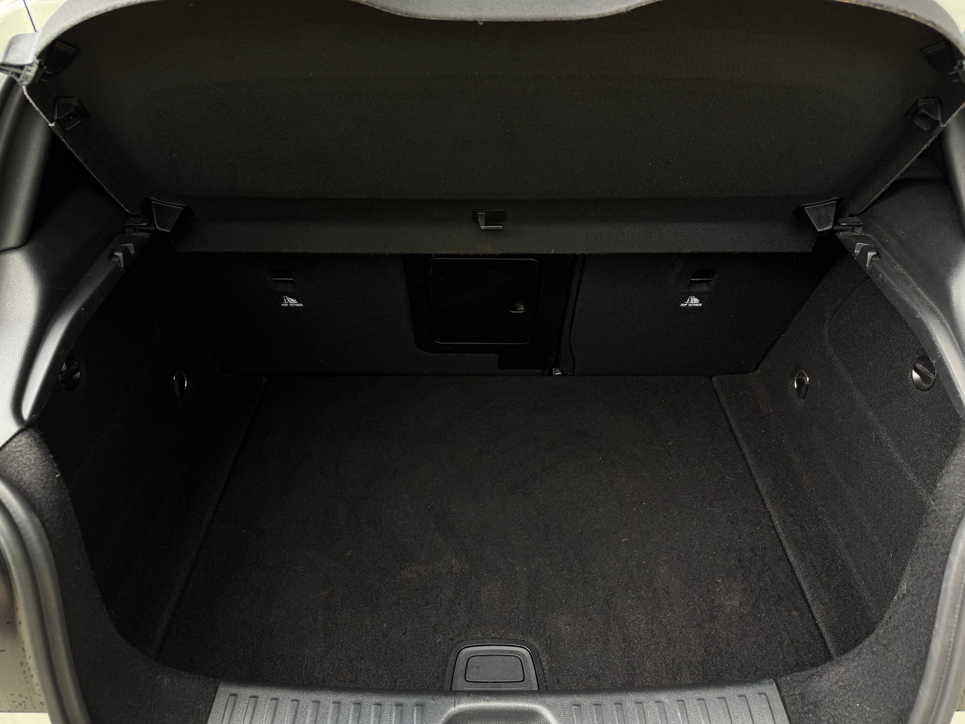 MERCEDES-BENZ A 250 Urban 7G-DCT-image-15