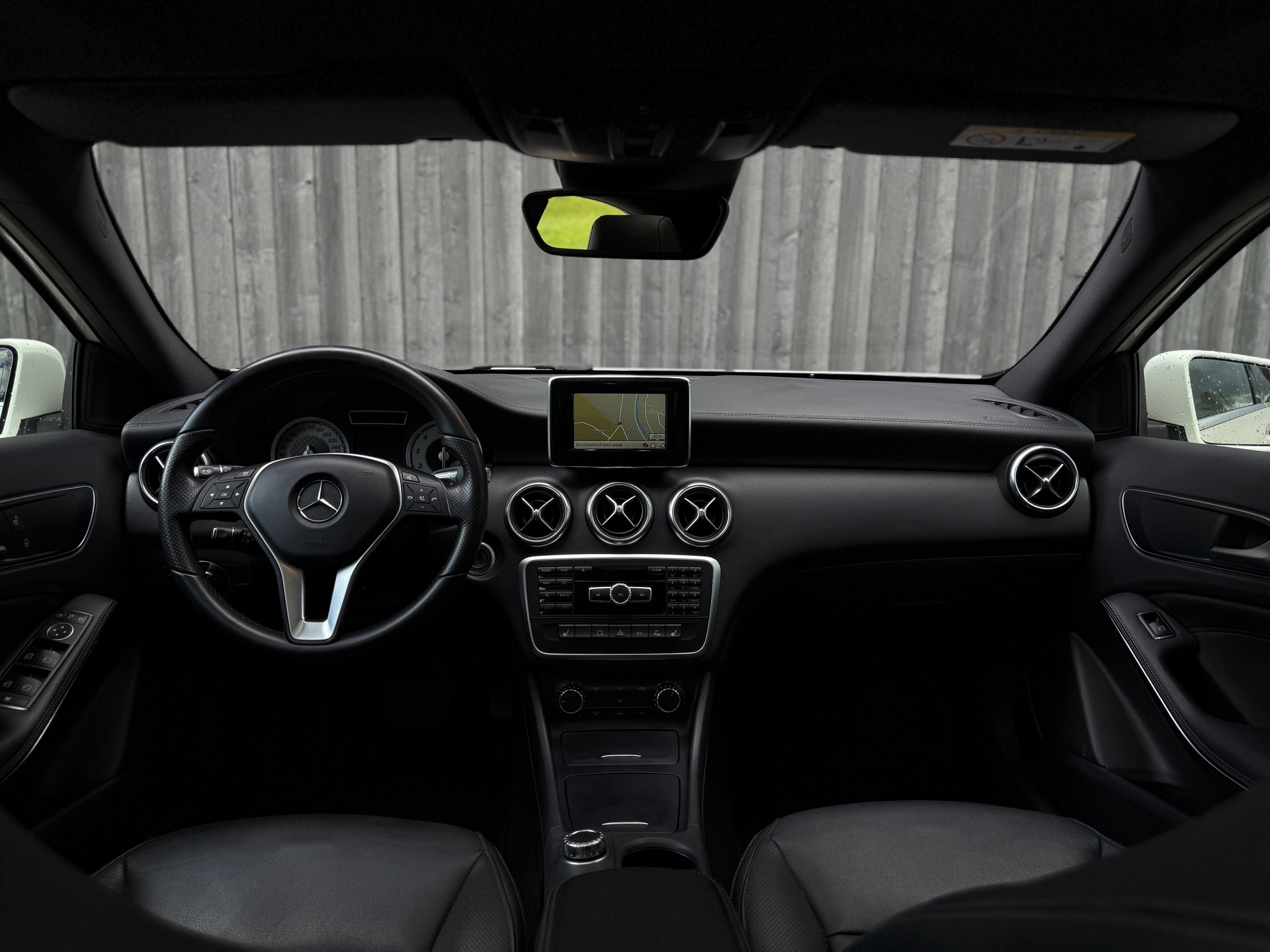 MERCEDES-BENZ A 250 Urban 7G-DCT-image-5