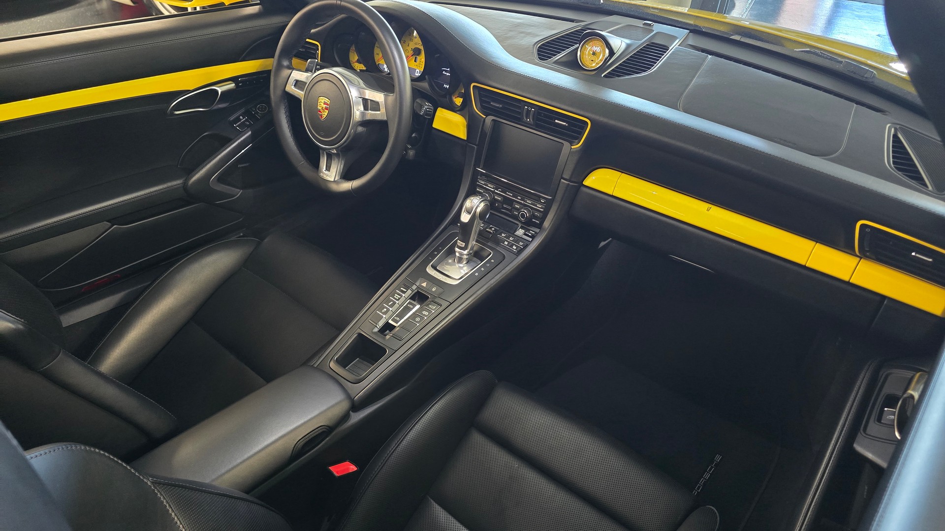 PORSCHE 911 Targa 4 GTS PDK Sondermodel-image-22
