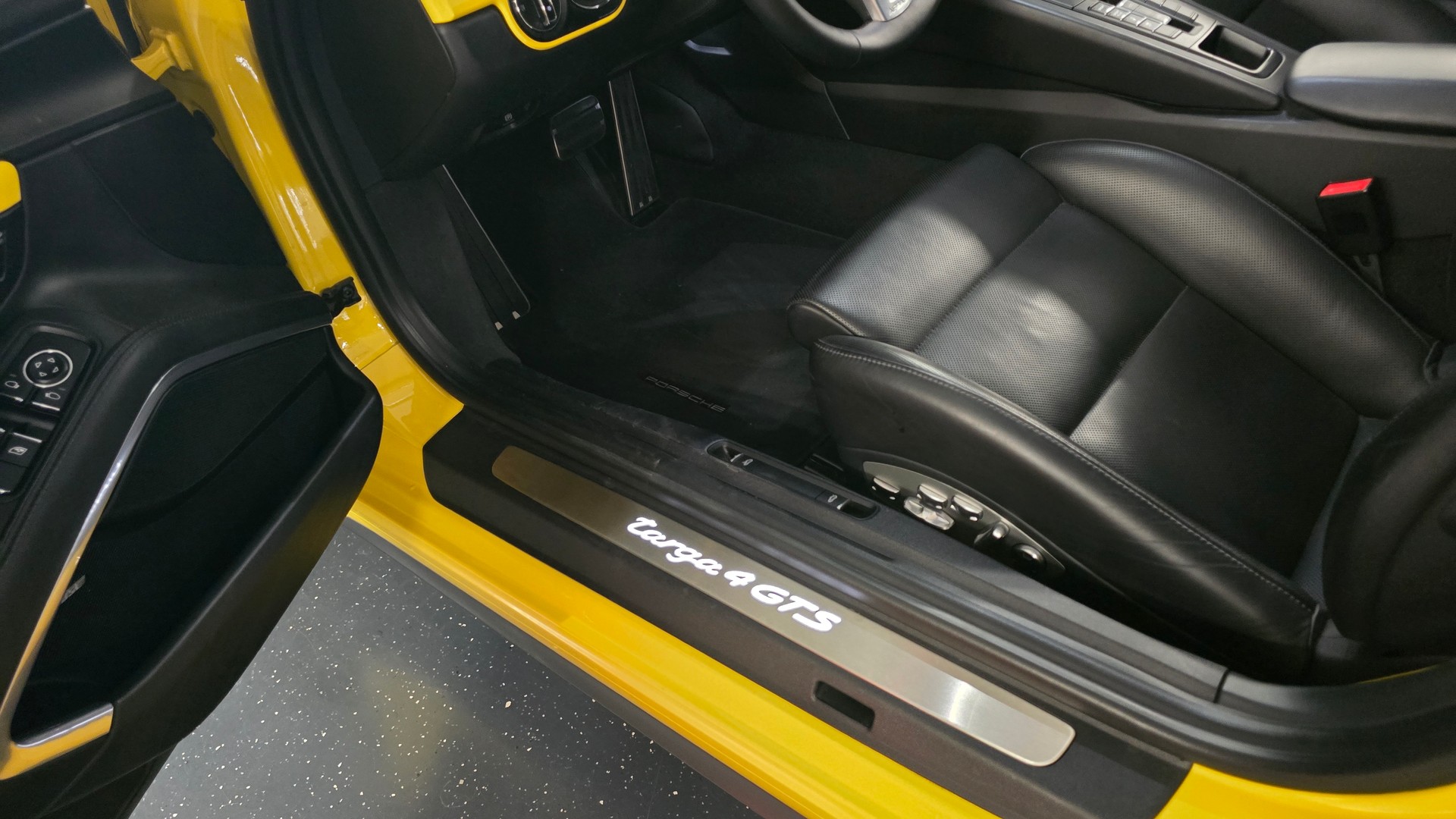 PORSCHE 911 Targa 4 GTS PDK Sondermodel-image-21
