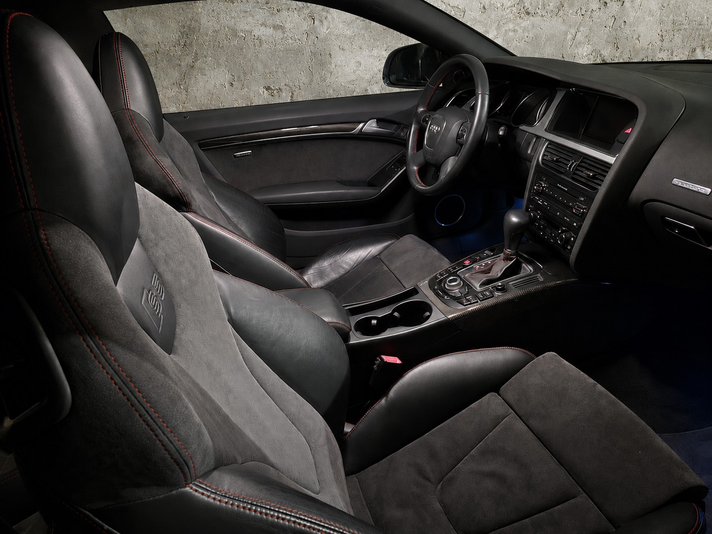 AUDI 4.2 V8 FSI quattro T-Tronic-image-2