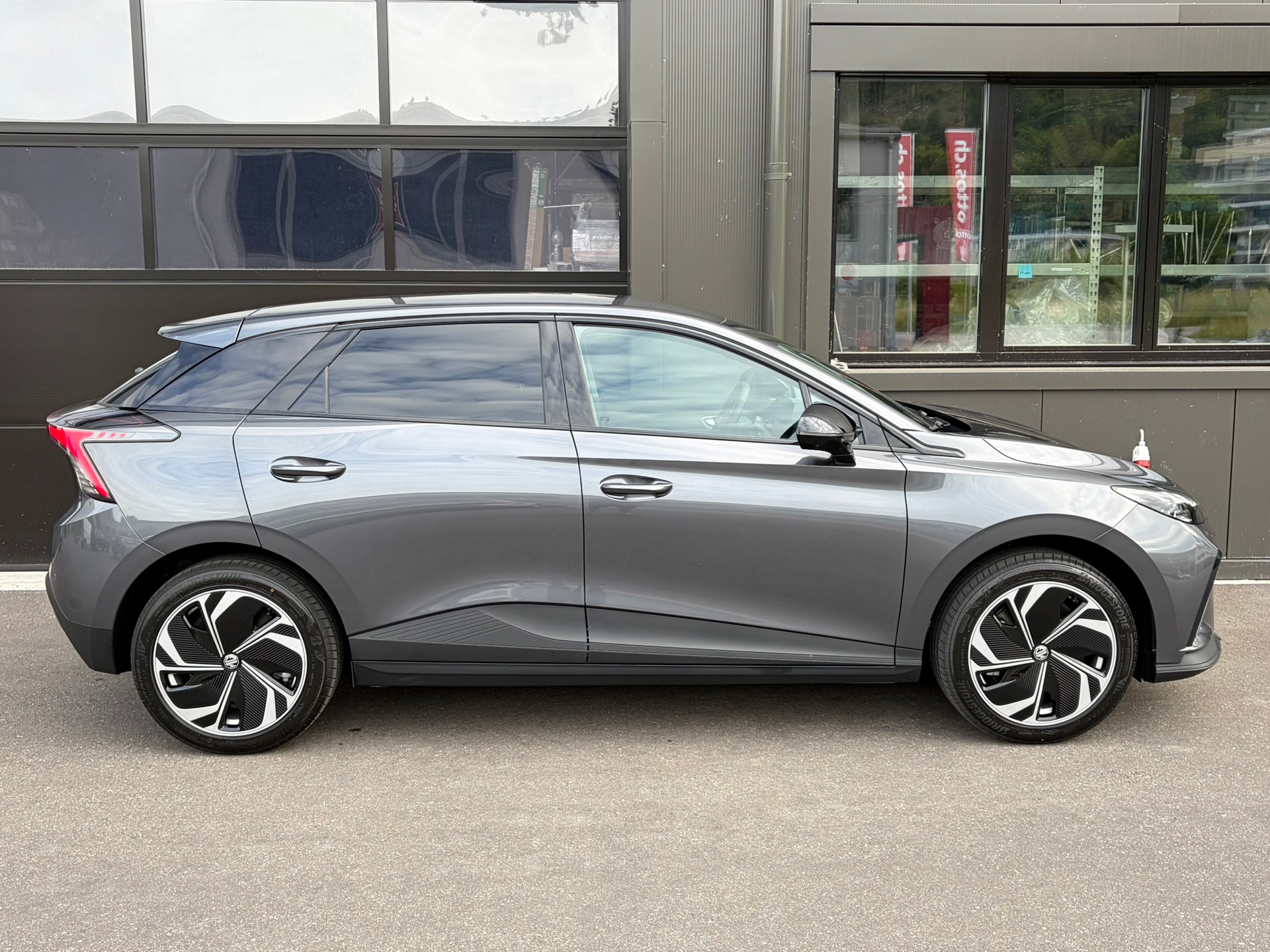 MG 4 EV 64kWh Premium-image-1