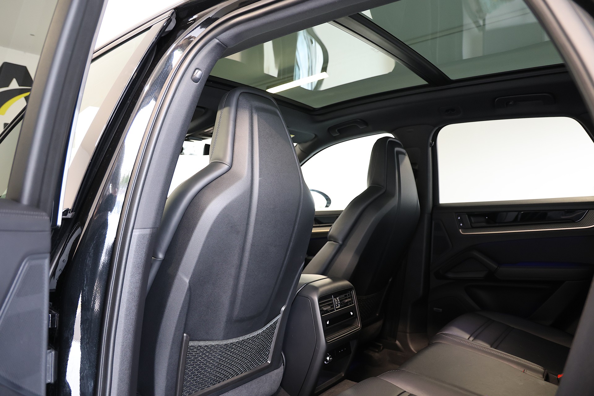 PORSCHE Cayenne E-Hybrid Tiptronic *CH-Fahrzeug* *Vollausstattung*-image-18