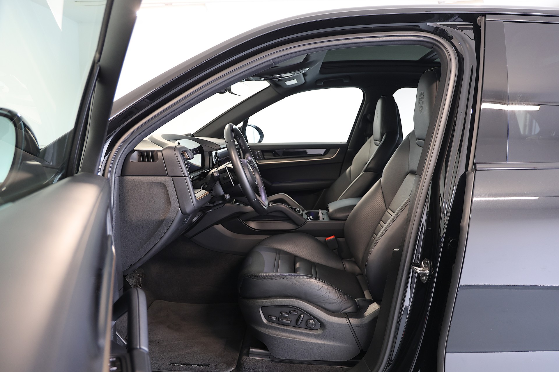 PORSCHE Cayenne E-Hybrid Tiptronic *CH-Fahrzeug* *Vollausstattung*-image-8