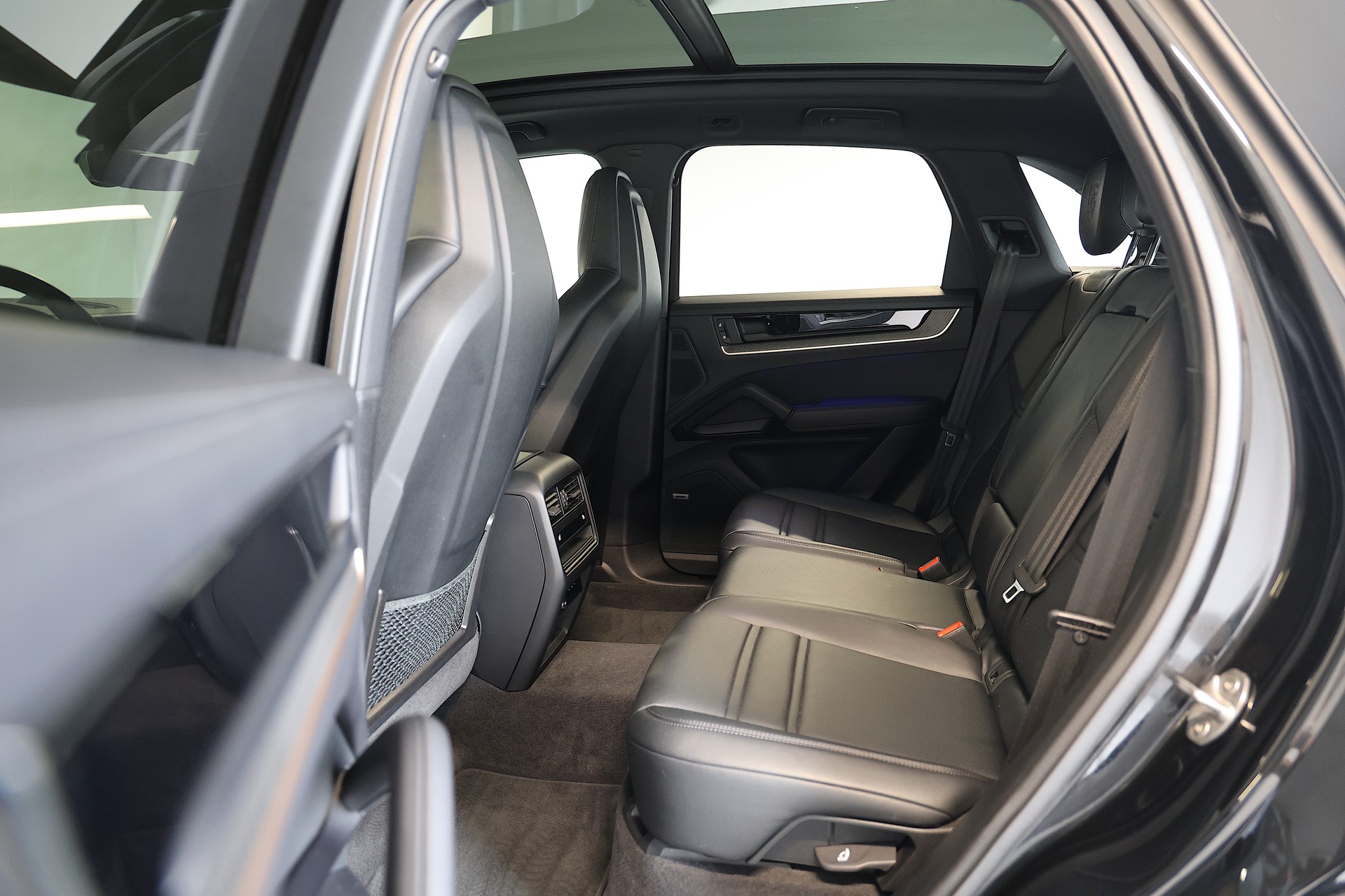 PORSCHE Cayenne E-Hybrid Tiptronic *CH-Fahrzeug* *Vollausstattung*-image-17