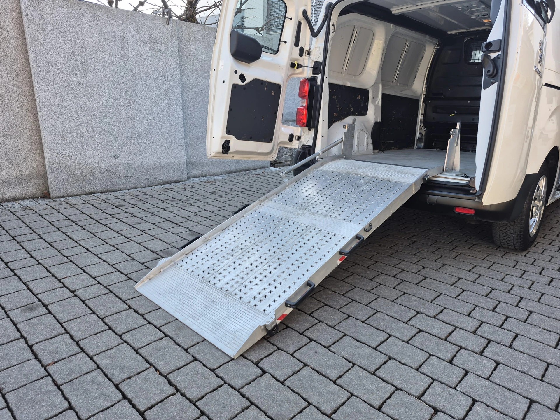 PEUGEOT Expert 1.5 BlueHDi 120 S&S Premium Standard-image-12