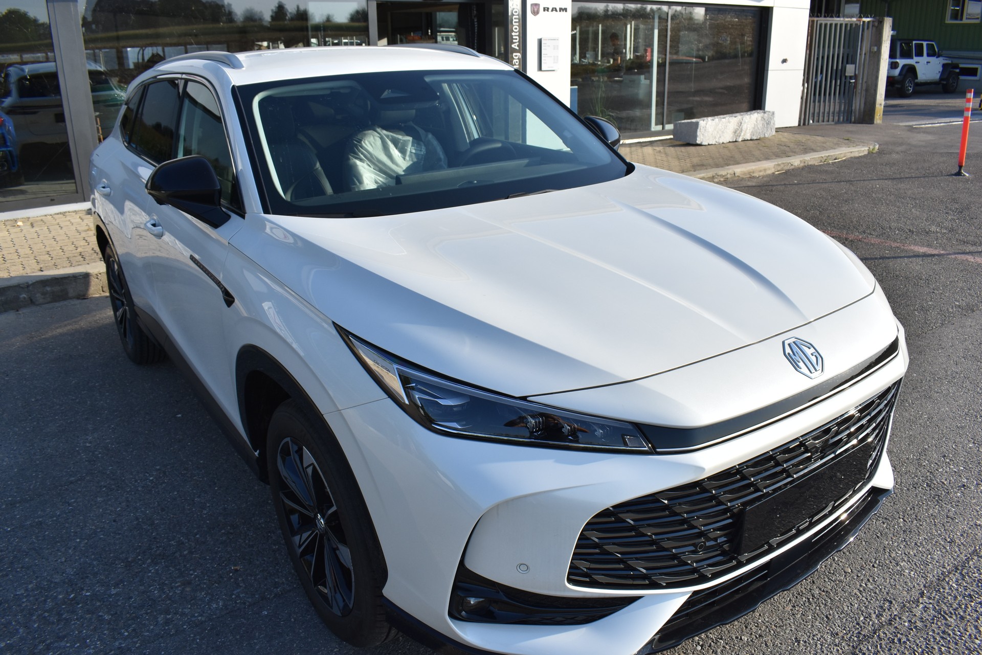 MG HS 1.5 Hybrid+ Luxury-image-3