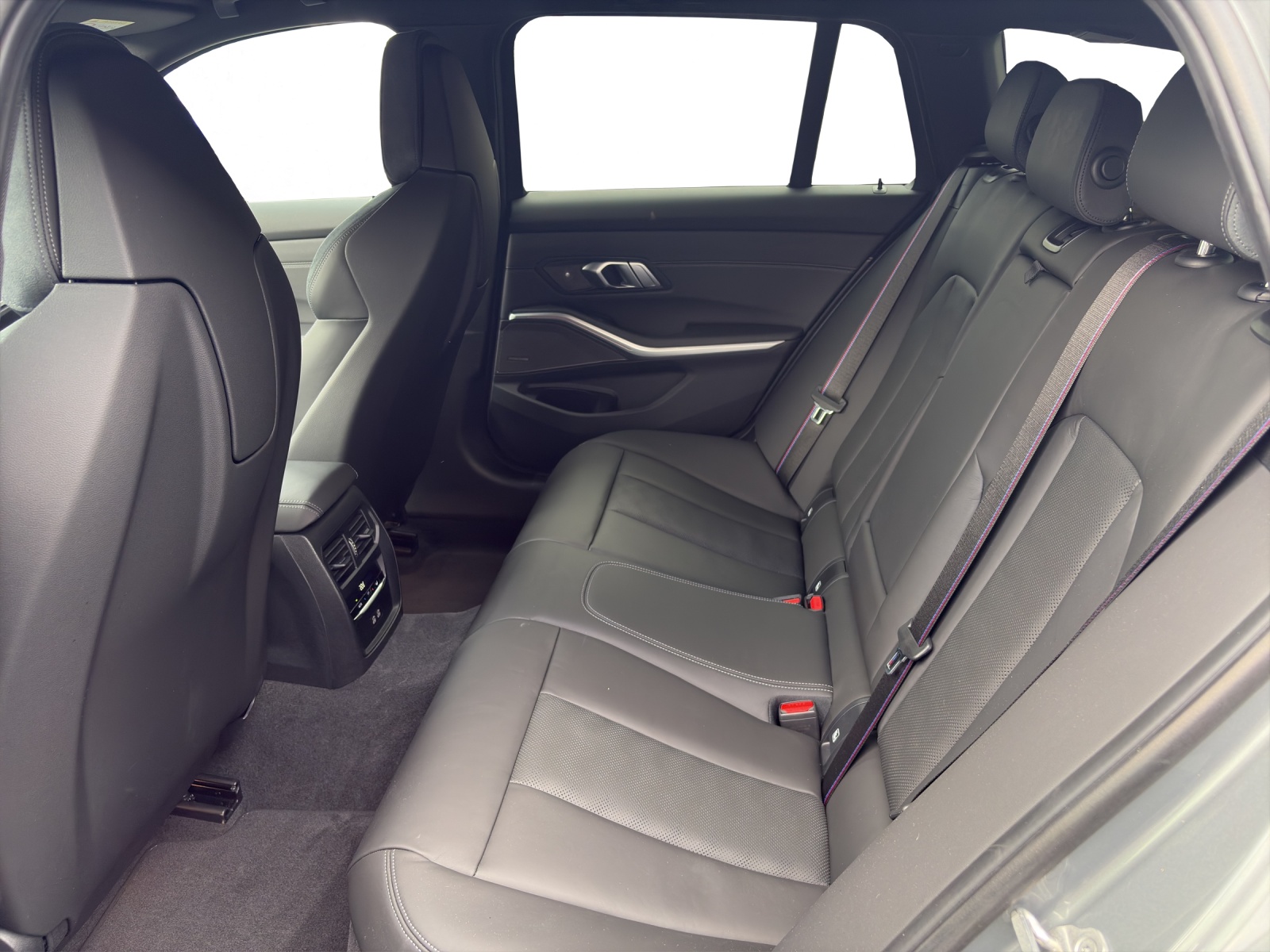 BMW M3 Competition xDrive Touring-image-13